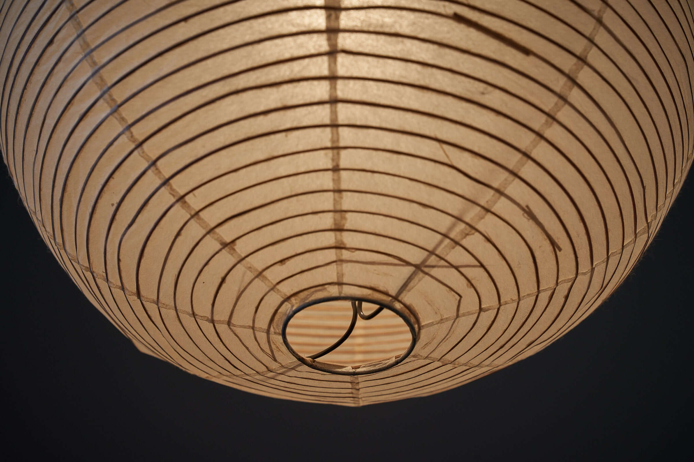 Sculpture lumineuse Isamu Noguchi Akari Modèle 14A en papier Washi et bambou par Ozeki sur Sculpture lumineuse Isamu Noguchi Akari Modèle 14A en papier Washi et bambou par Ozeki sur