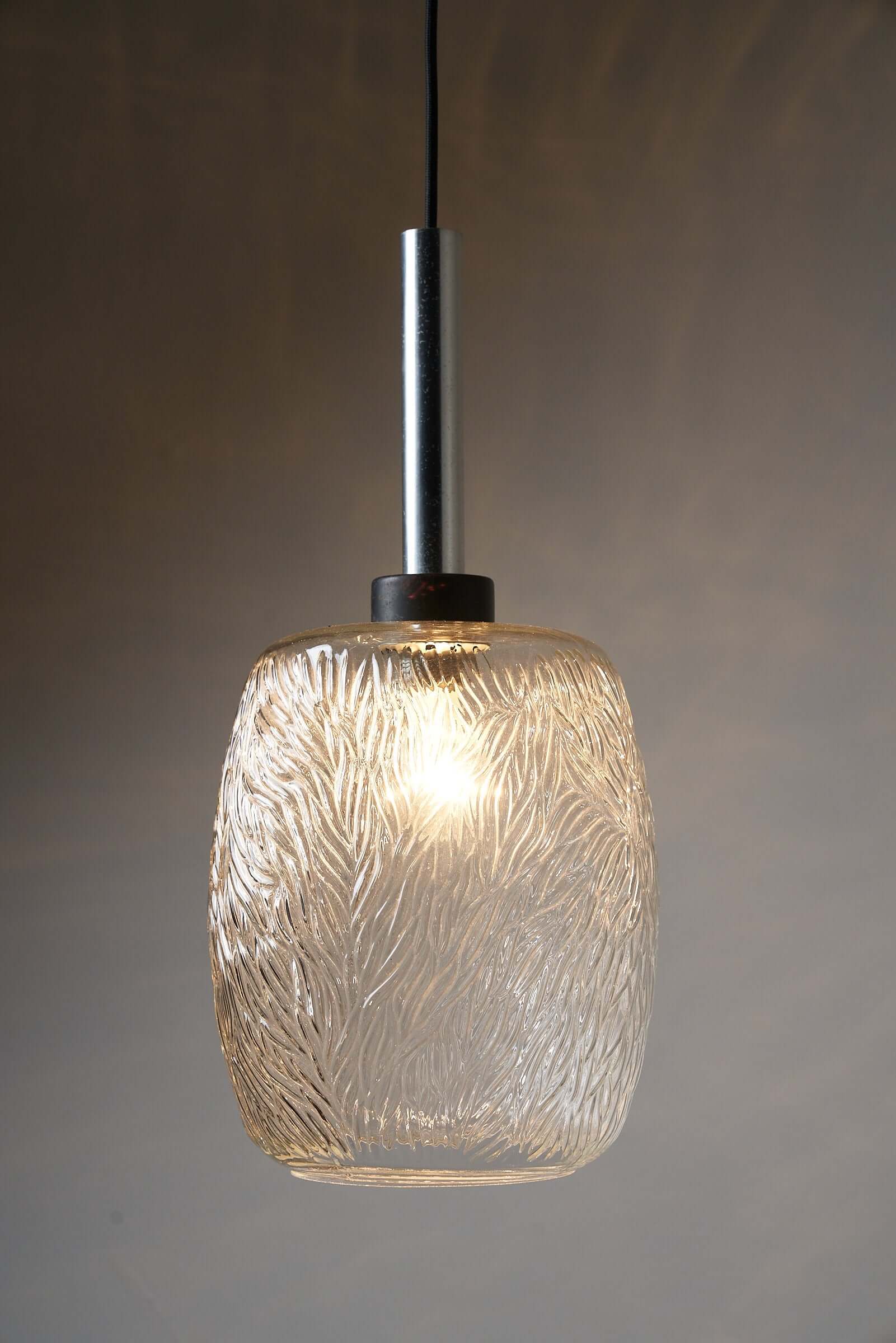 Elegant Textured Glass Pendant for Stylish Spaces