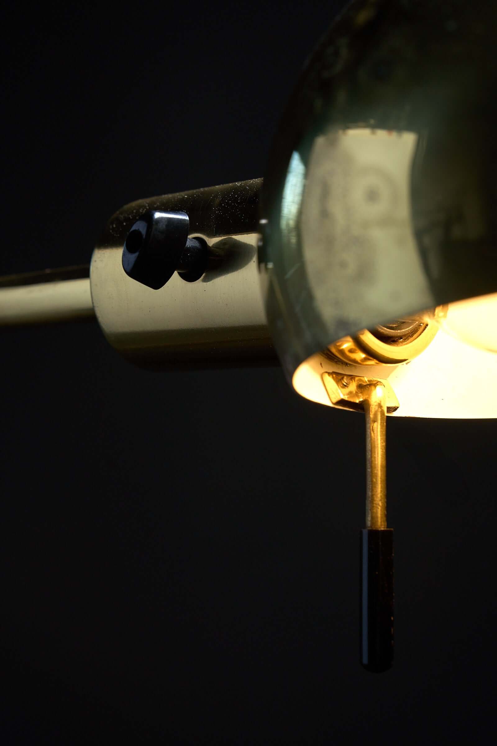 Metalarte floor lamp in polished brass, 1970s, featuring a polished brass hemispherical shade.