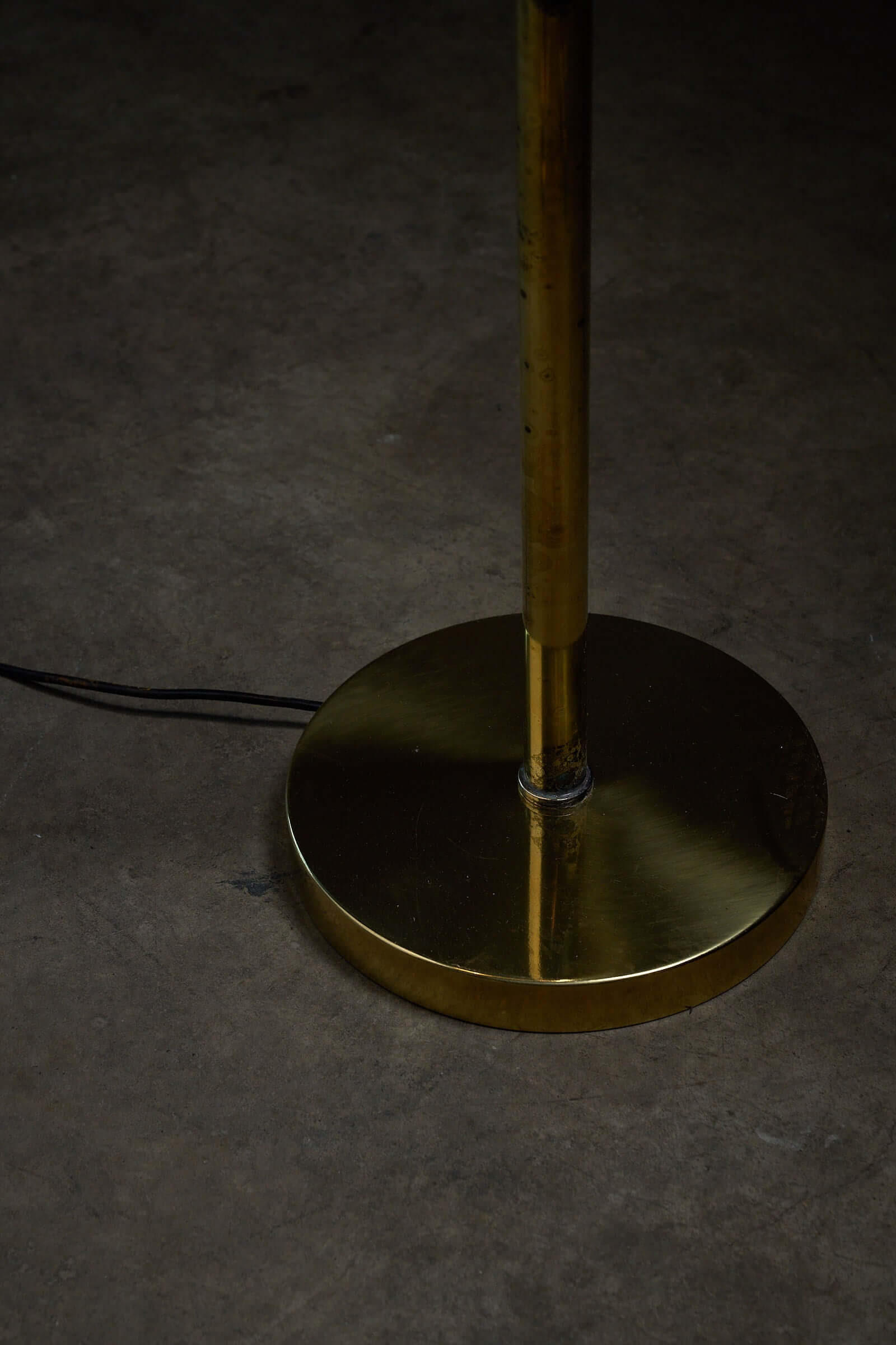 Base of Metalarte floor lamp in polished brass, 1970s, showcasing a sleek, round design.