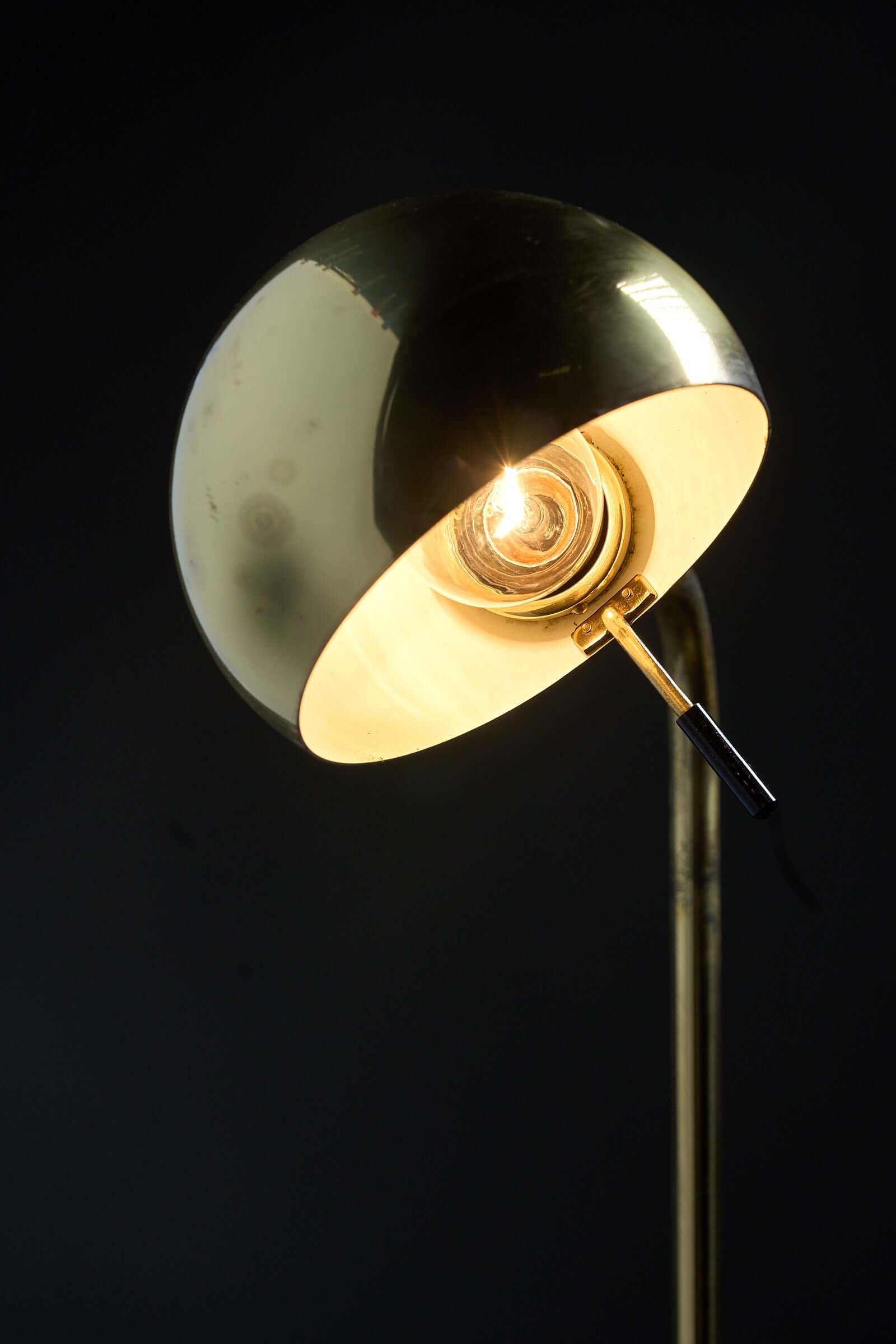 Metalarte floor lamp in polished brass, 1970s with hemispherical shade and polished finish.