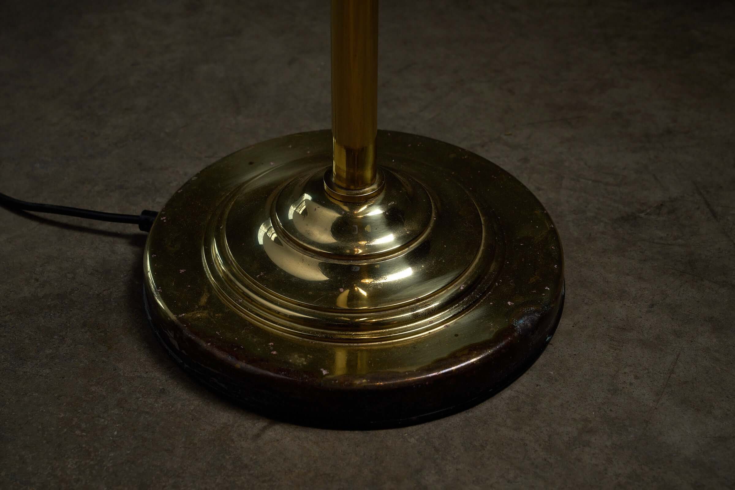 Floor lamp in brass with green glass shade, 1970s base close-up showing polished brass details.