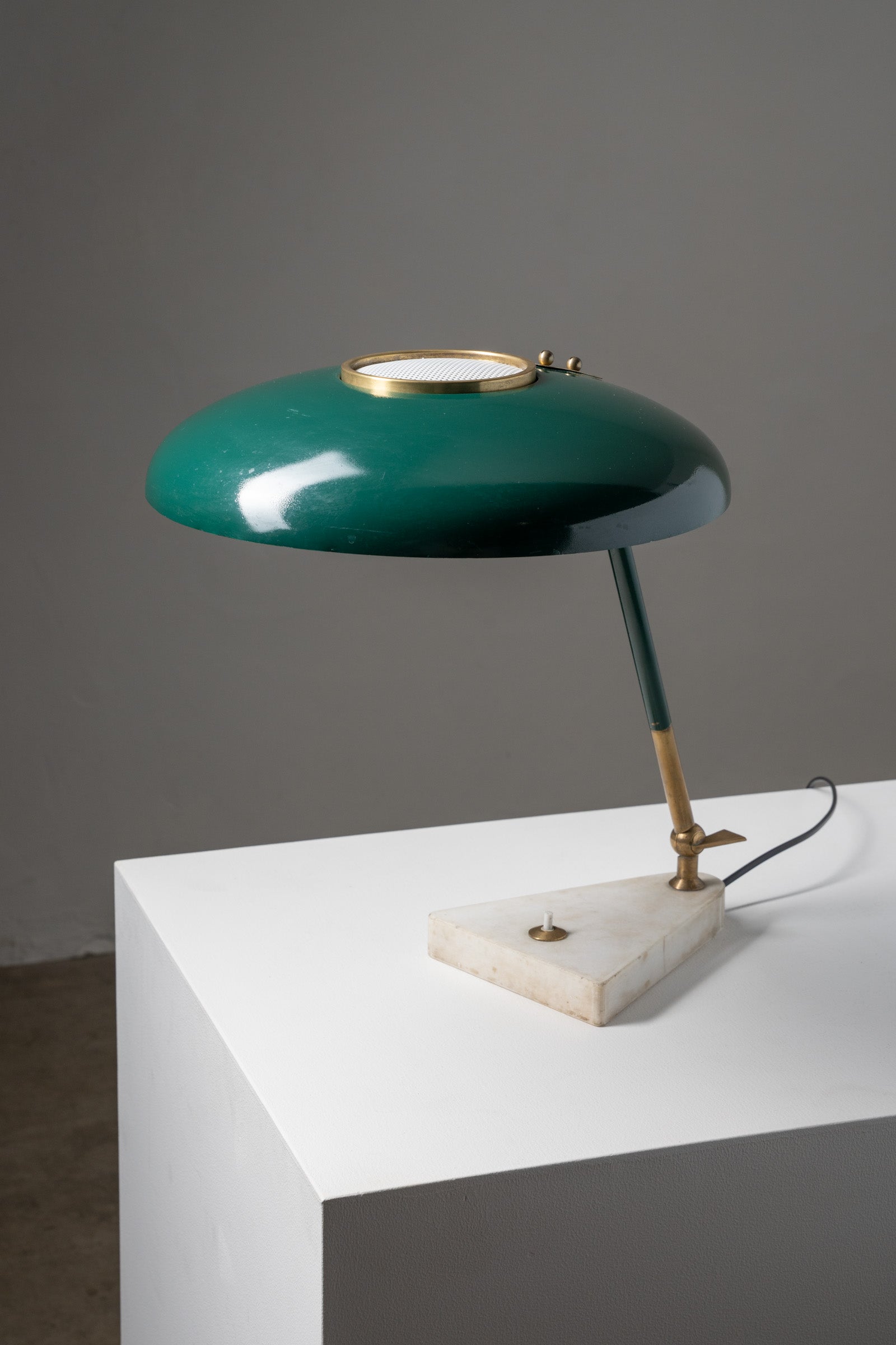 Desk lamp by Oscar Torlasco for Stilux in green metal, brass and Carrara marble, Italy, 1950s.
