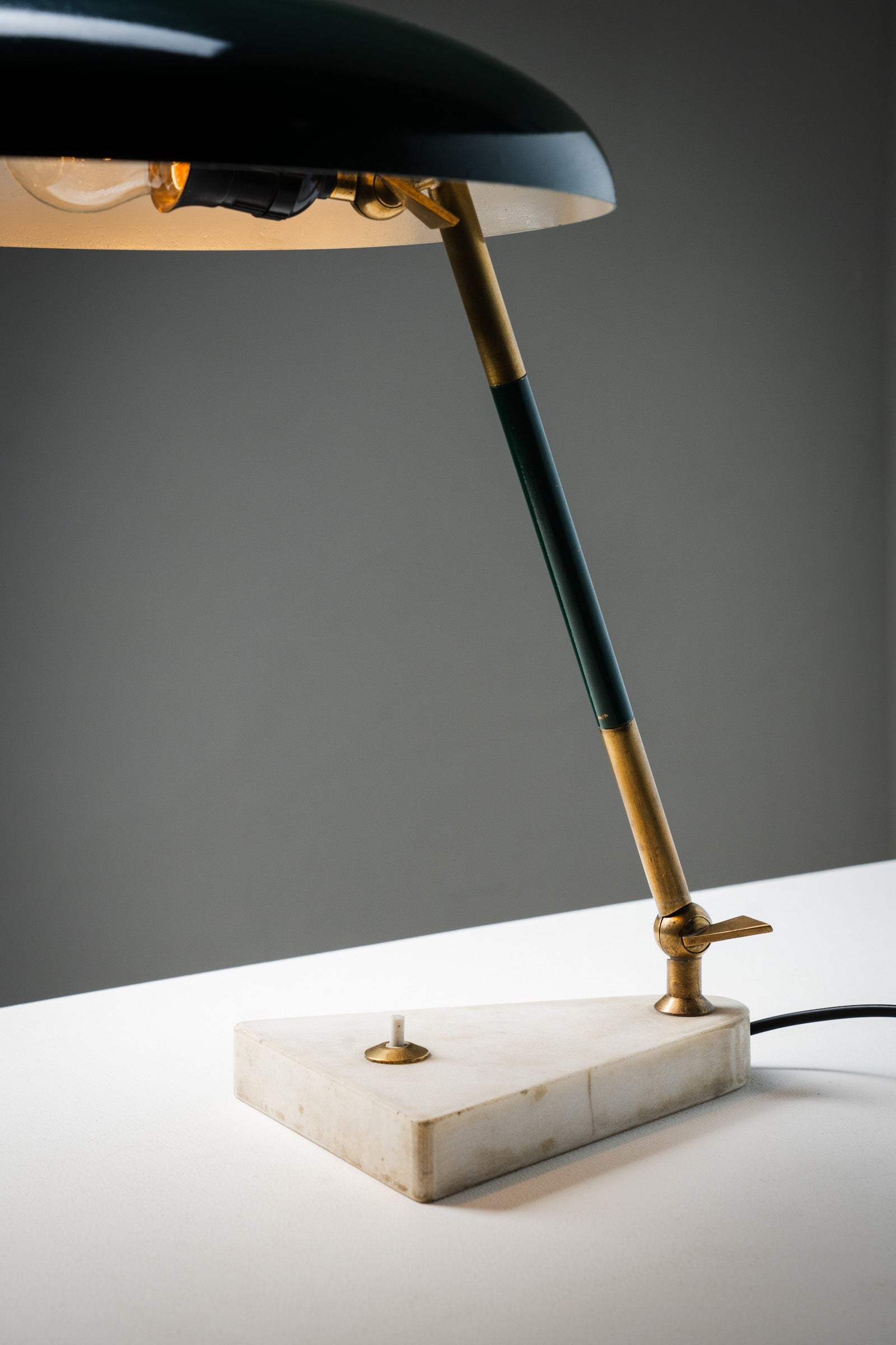 Desk lamp by Oscar Torlasco for Stilux in green metal, brass and Carrara marble, Italy, 1950s.