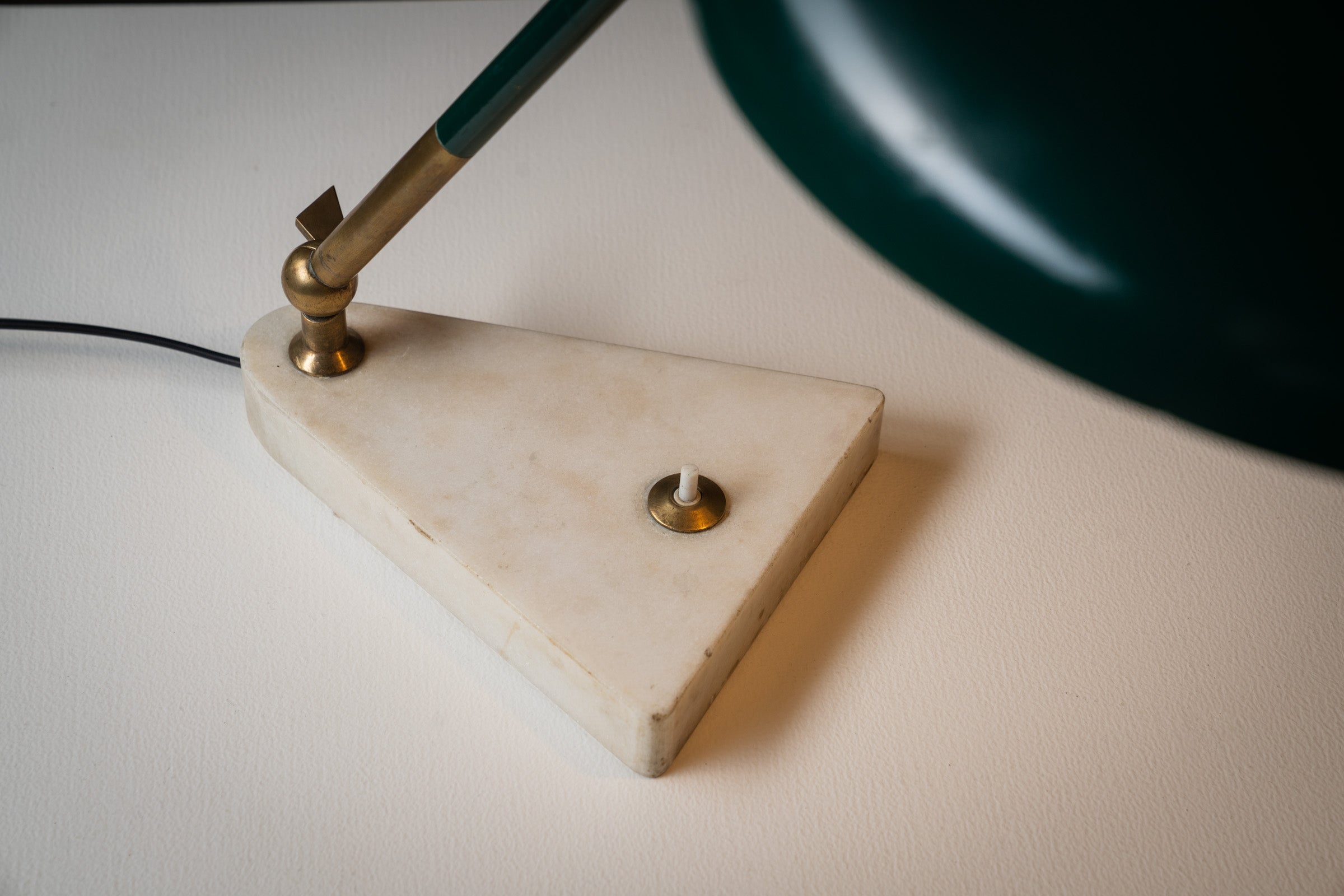 Desk lamp by Oscar Torlasco for Stilux in green metal, brass and Carrara marble, Italy, 1950s - Carrara marble base close-up.