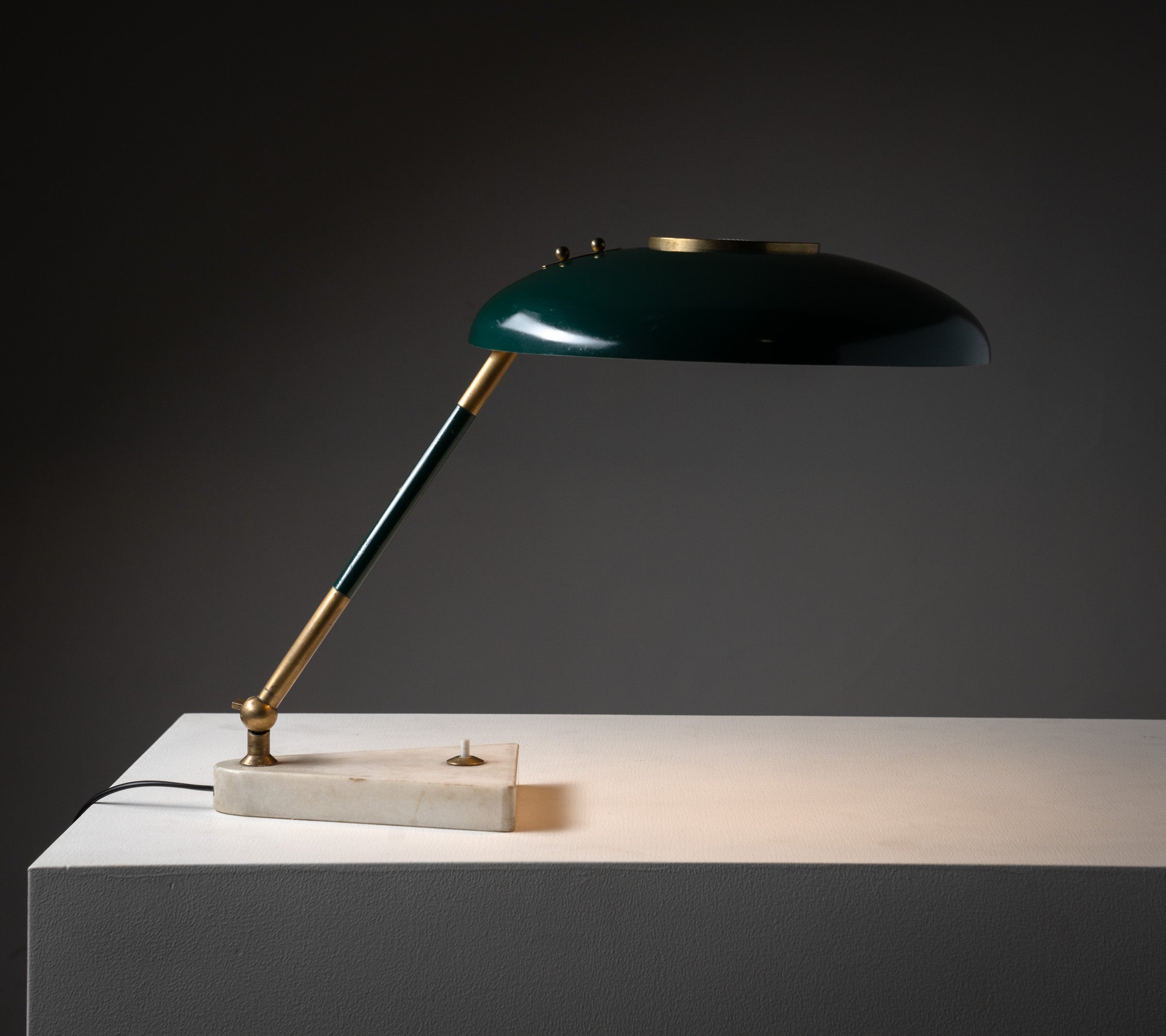 Desk lamp by Oscar Torlasco for Stilux in green metal, brass and Carrara marble, Italy, 1950s.