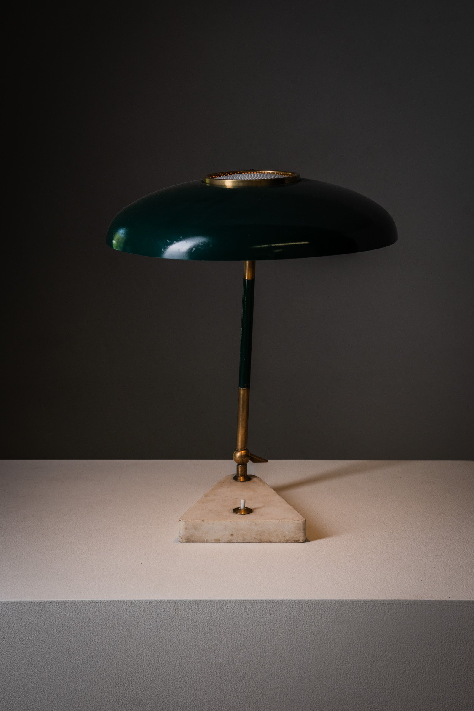 Desk lamp by Oscar Torlasco for Stilux in green metal, brass and Carrara marble, Italy, 1950s.
