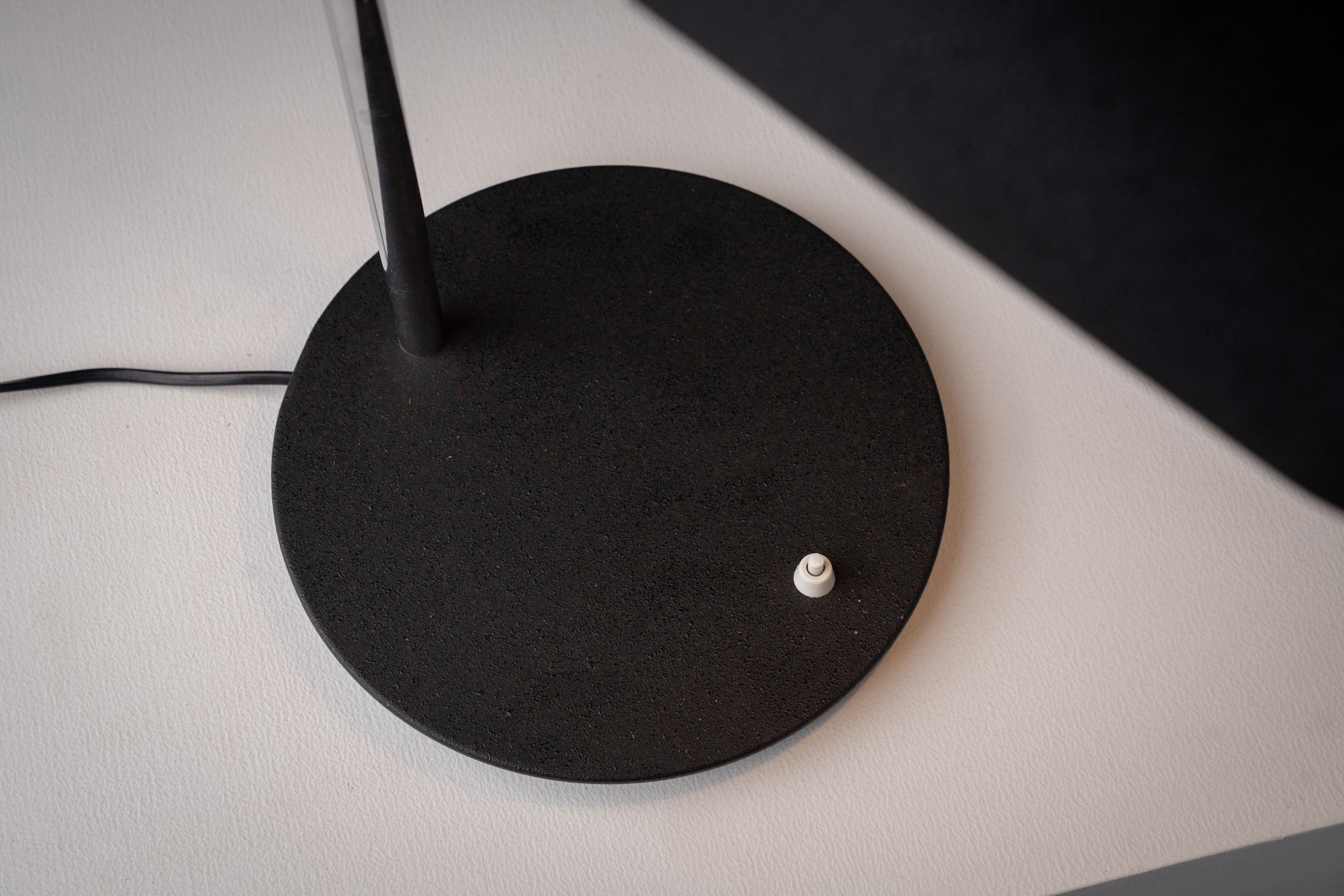 Base of the "Snodo" table lamp by Sergio Mazza, Italy, 1970s showing cast iron and textured black lacquer.