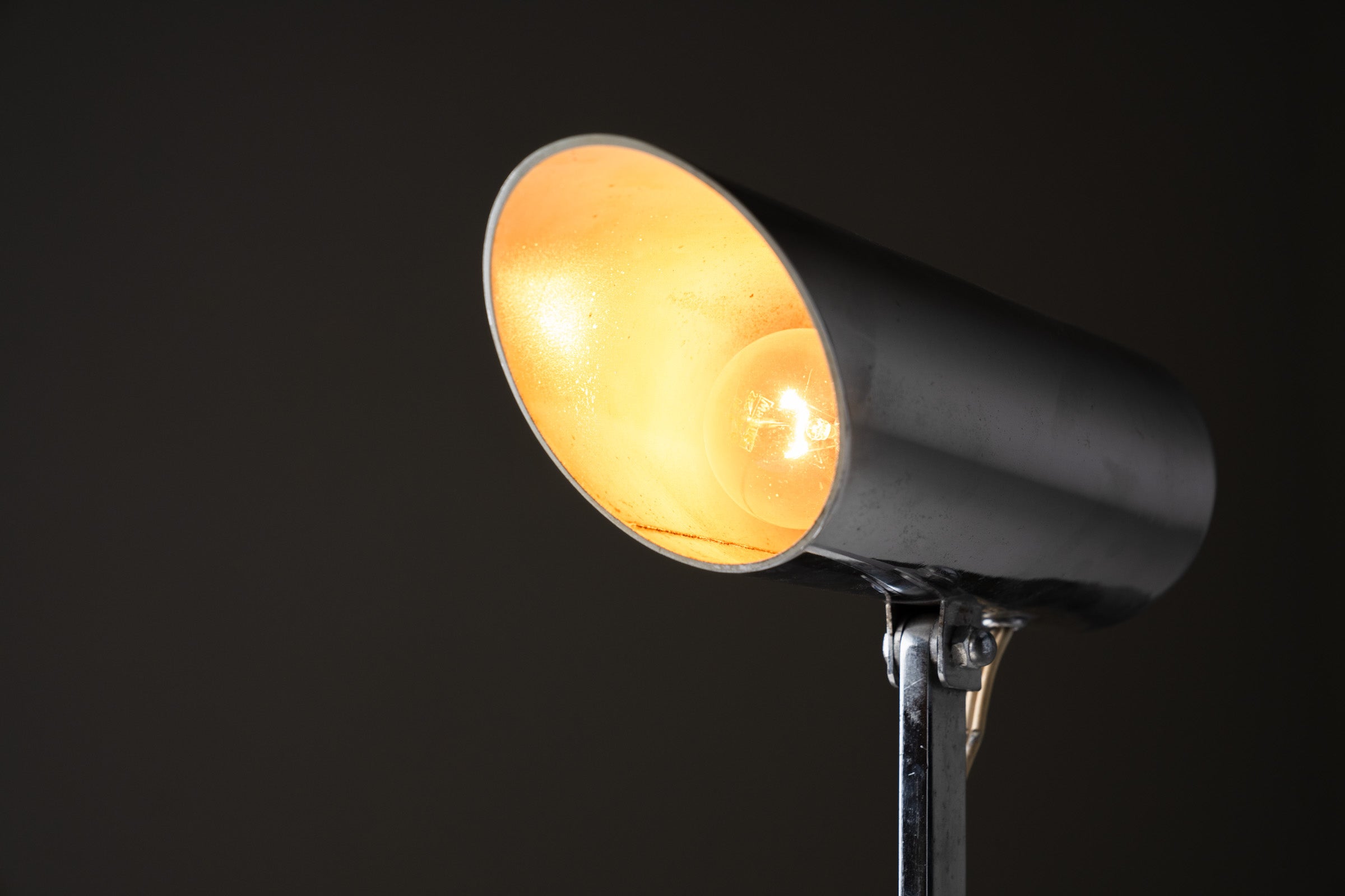 Italian Cylindrical Table Lamp in Polished Chrome with Adjustable Shade, 1970s close-up of the shade