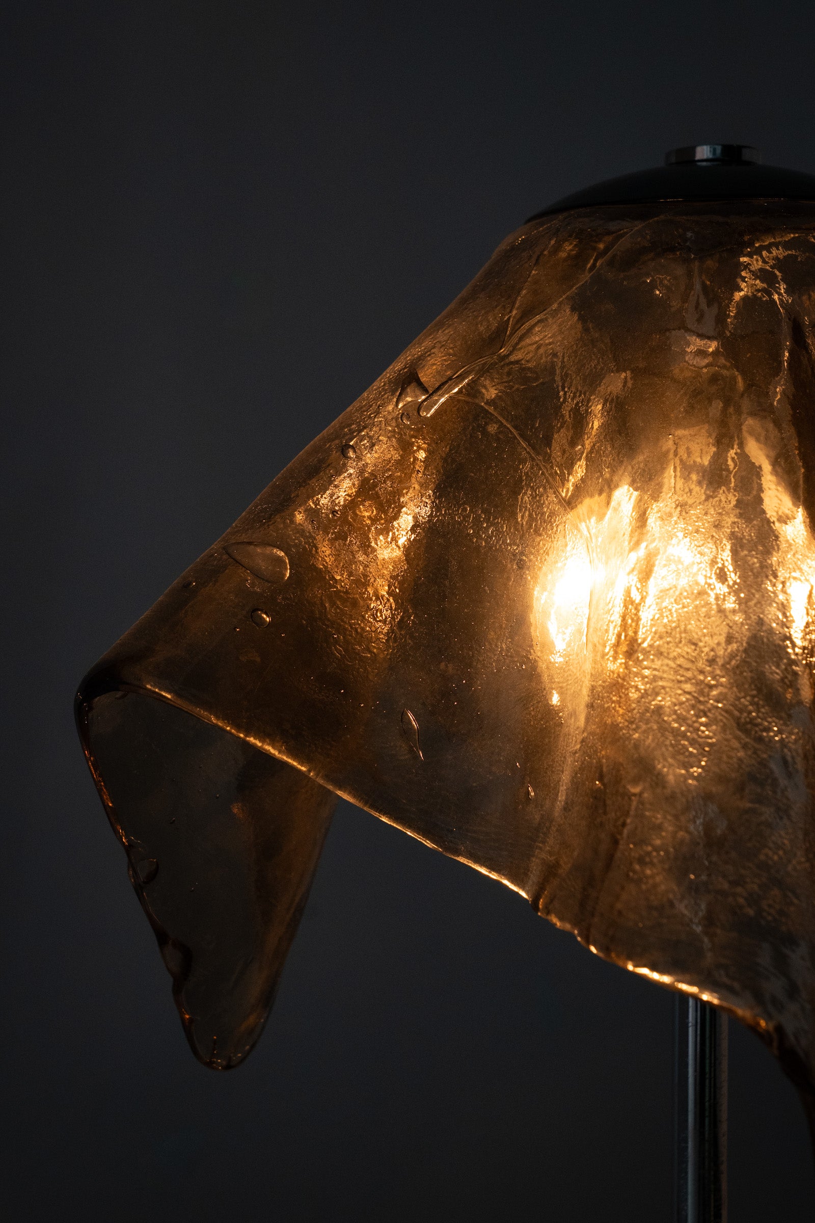 Carlo Nason for Mazzega Fazzoletto Table Lamp, 1970s lamp shade detail showcasing hand-blown smoked glass.