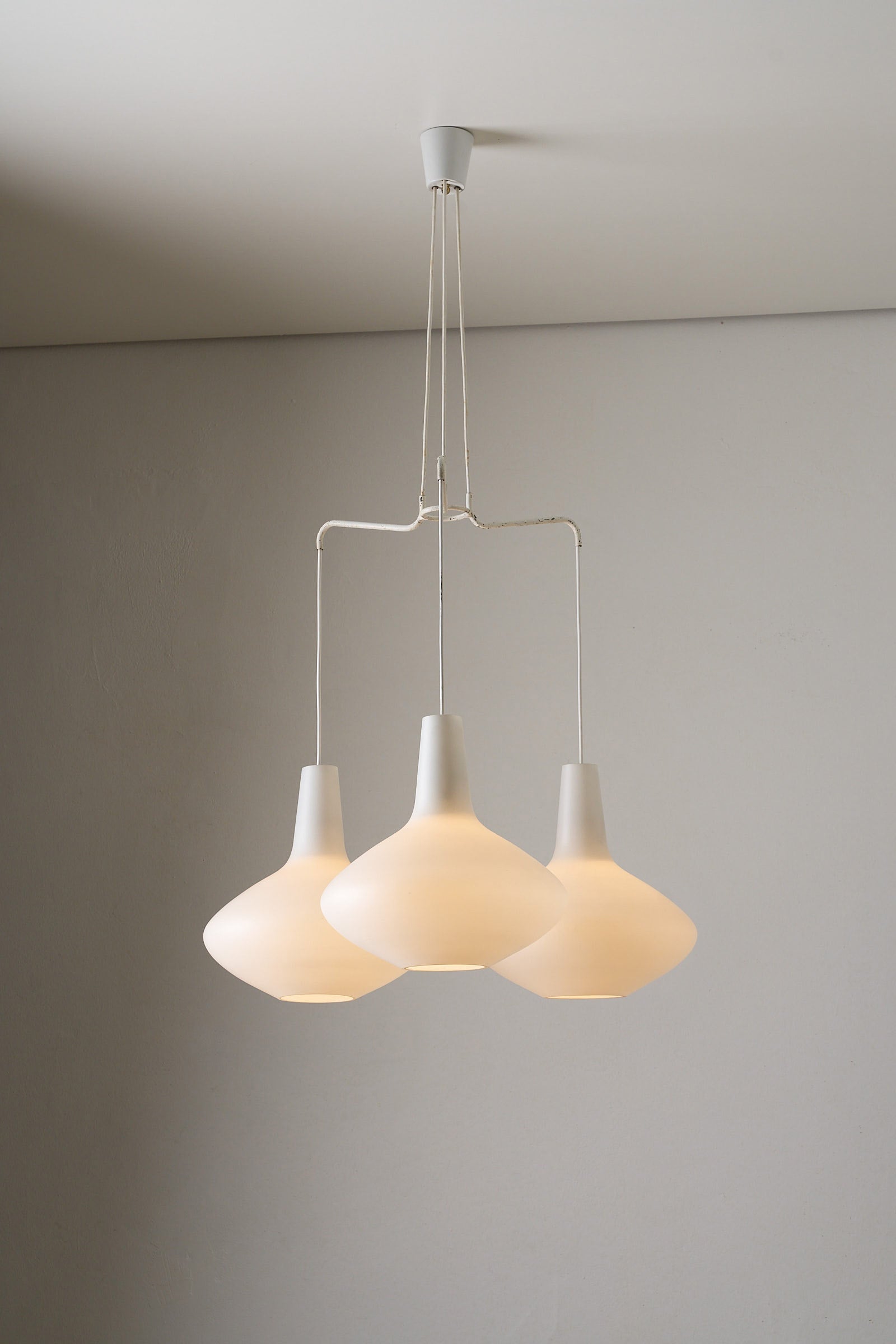 Johansson-Pape “Bulbo” chandelier for Stockmann Orno, Finland, 1950s with opaline glass pendants.