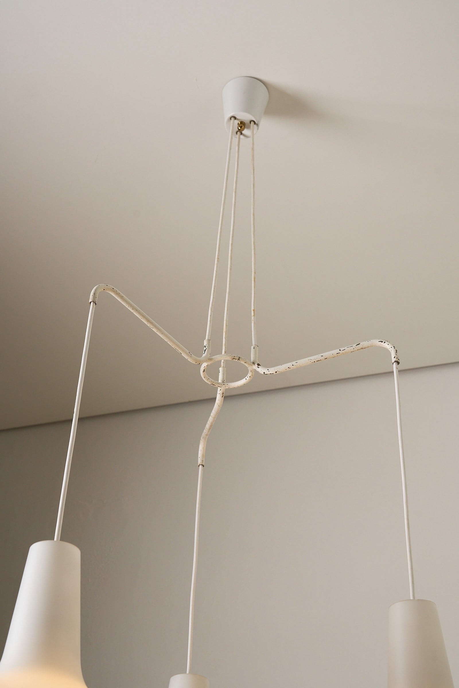 Johansson-Pape “Bulbo” chandelier for Stockmann Orno, Finland, 1950s ceiling mount and hanging mechanism details.