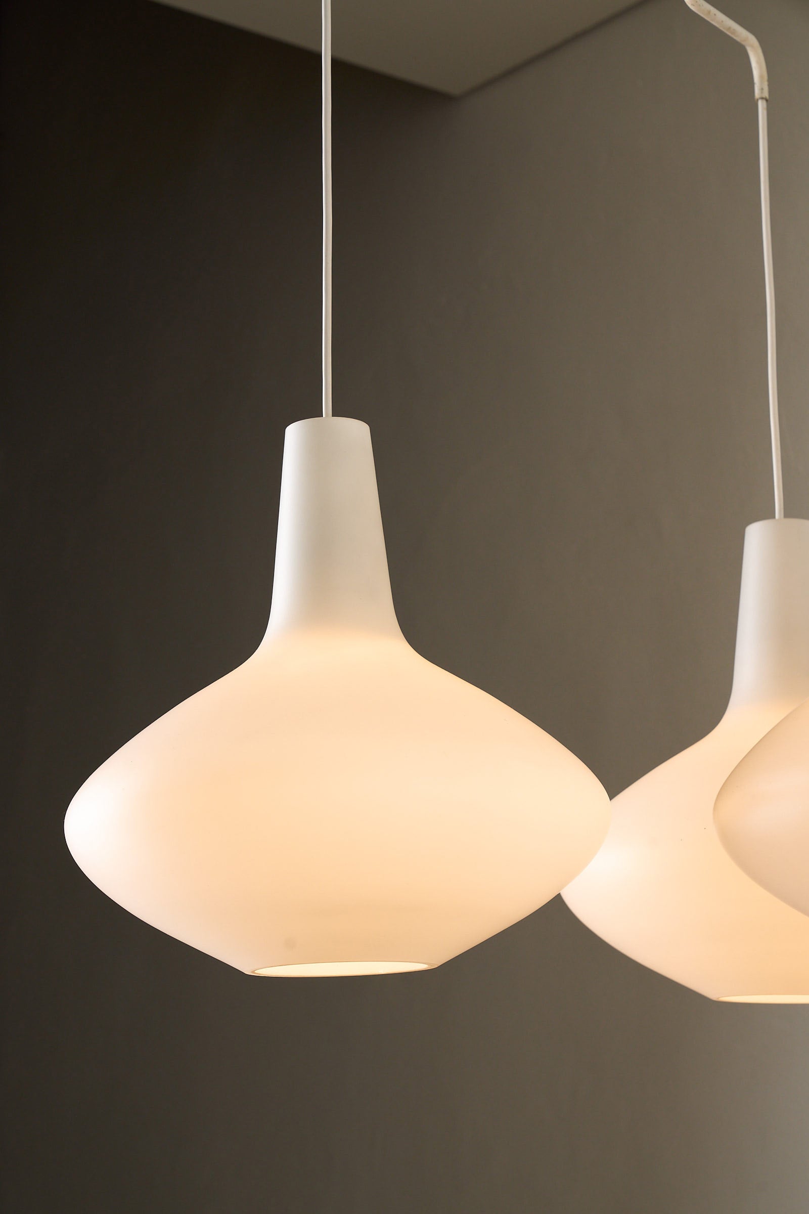 Johansson-Pape “Bulbo” chandelier for Stockmann Orno, Finland, 1950s - elegant mid-century opaline glass design.