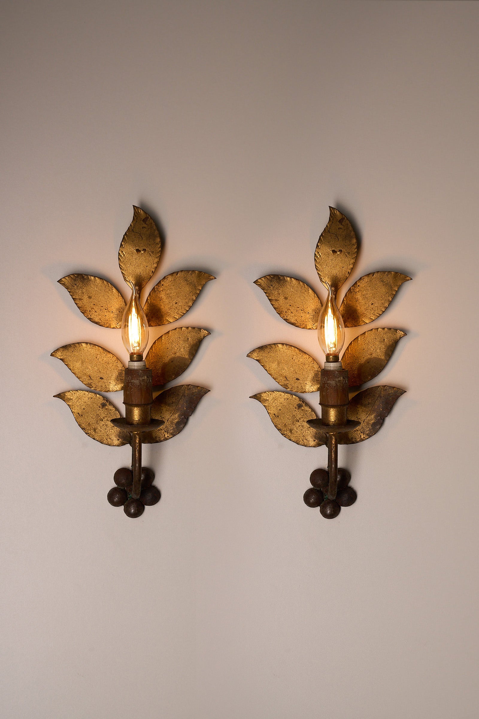 Brass Leaf Wall Sconce, 1920s - Elegant wall lamp featuring hand-shaped brass leaves with warm lighting.