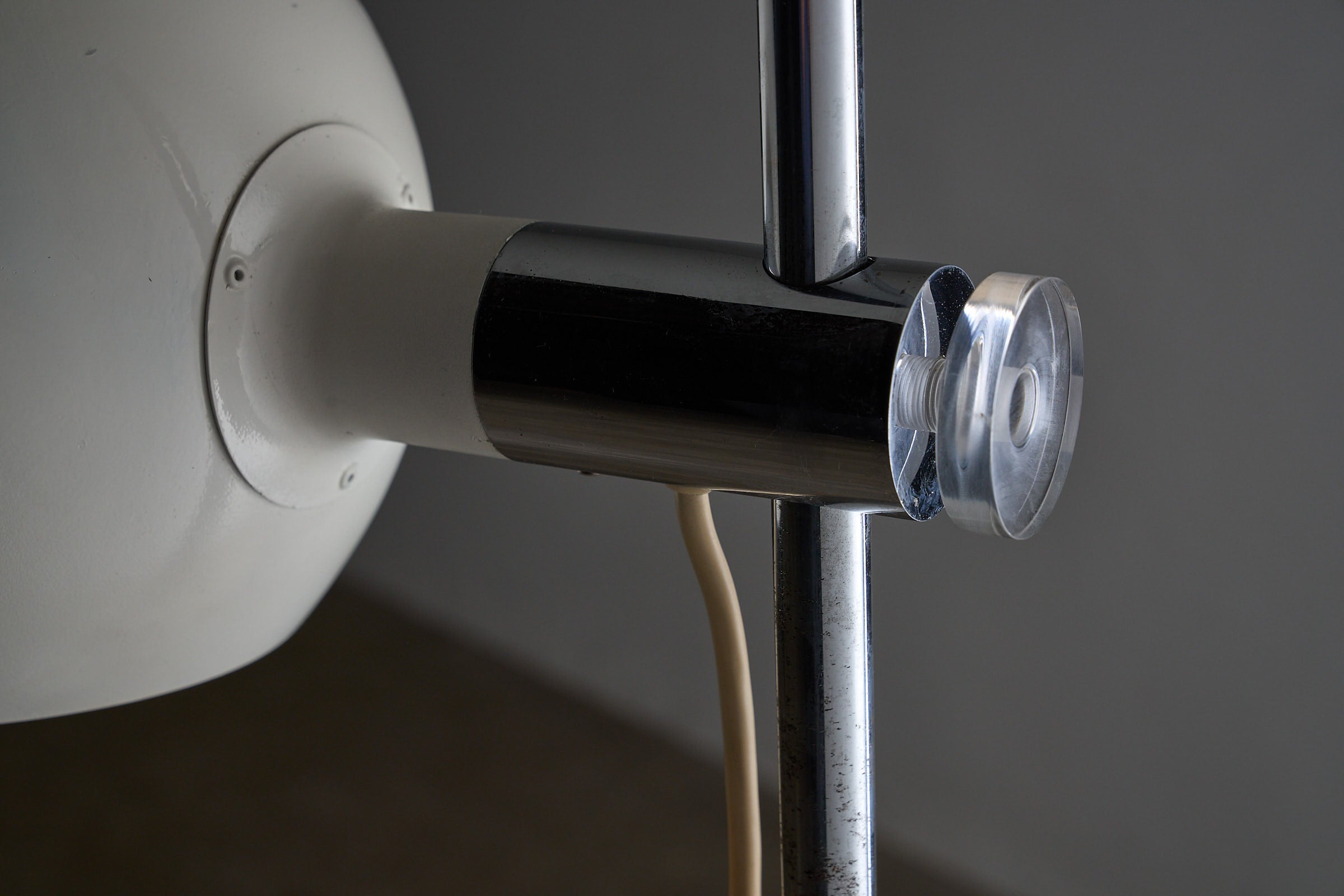 Close-up of the Chrome-plated stem and white shade of the White Metal Sphere Floor Lamp by Cosack, Germany 1960s.