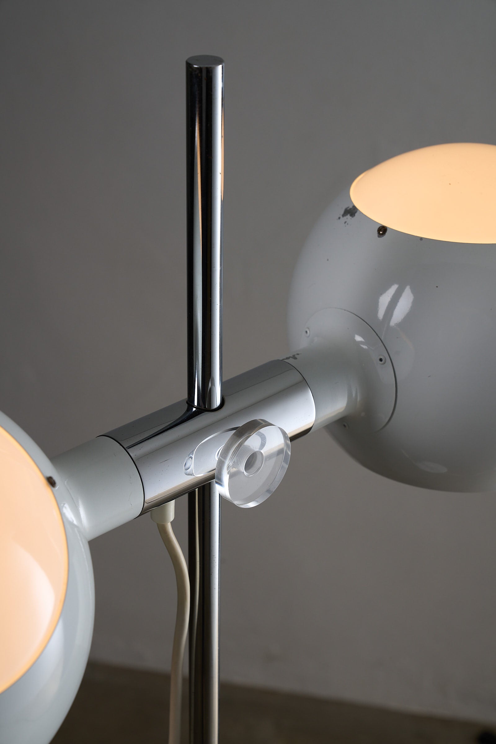 White Double-Sphere Floor Lamp with Diffuser featuring chrome stem and adjustable lacquered spheres