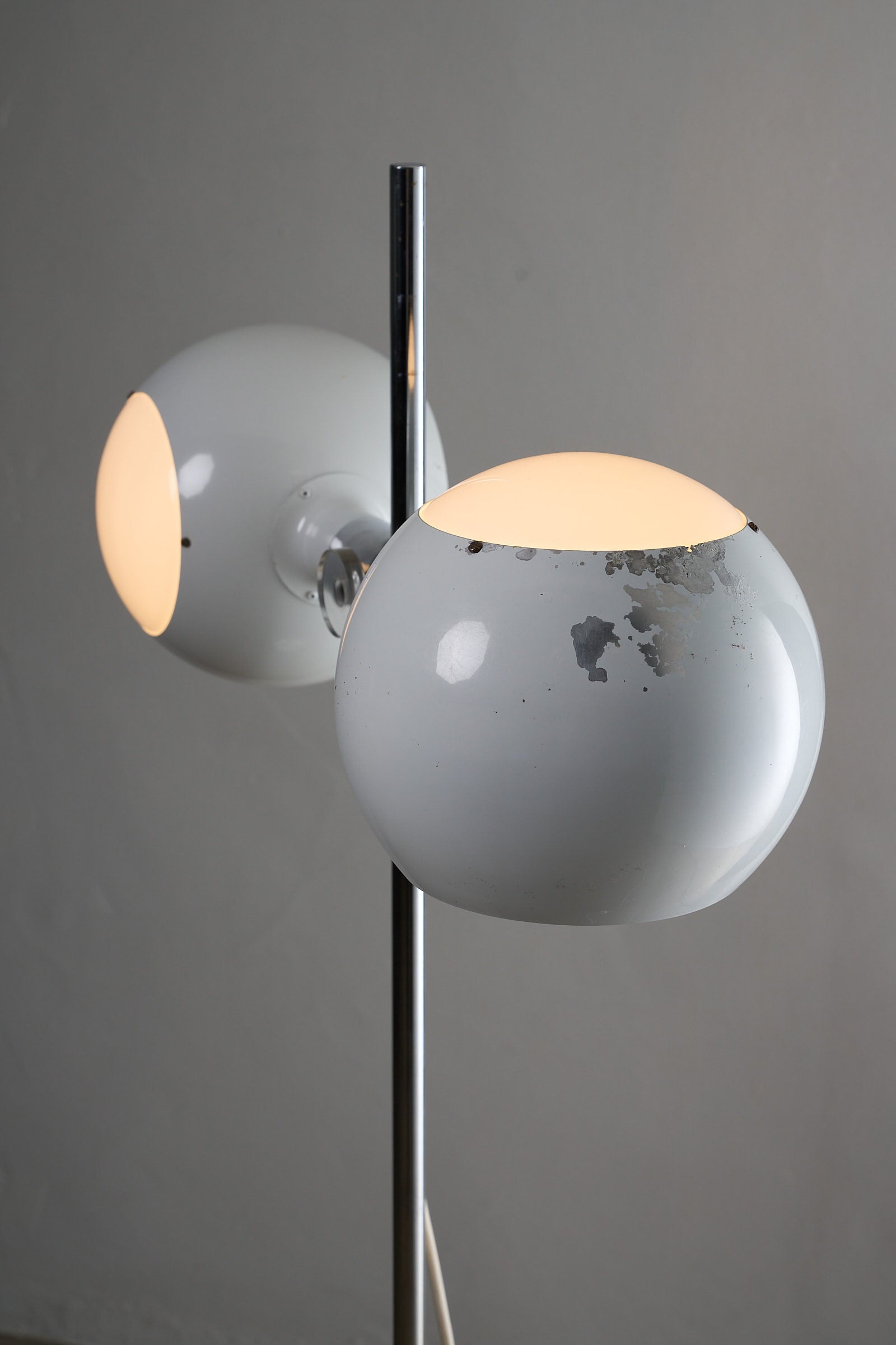 White Double-Sphere Floor Lamp with Diffuser featuring two lacquered metal spheres and chrome stem.