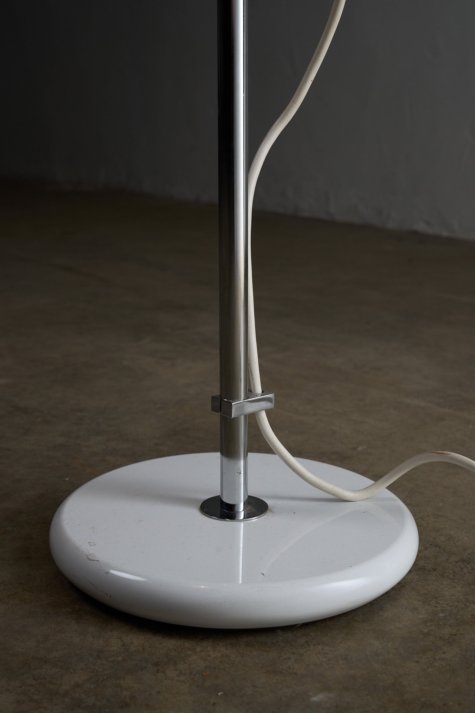 White Double-Sphere Floor Lamp with Diffuser base and chromed steel stem, showcasing its sleek design.