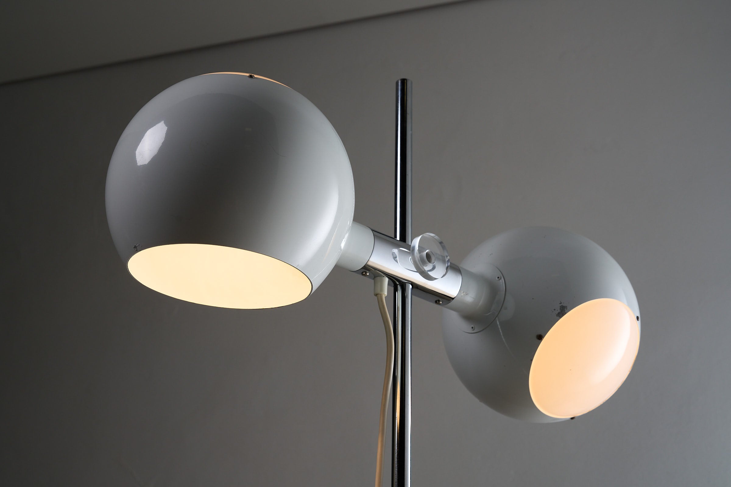 White Double-Sphere Floor Lamp with Diffuser featuring two lacquered metal spheres and a chrome stem.