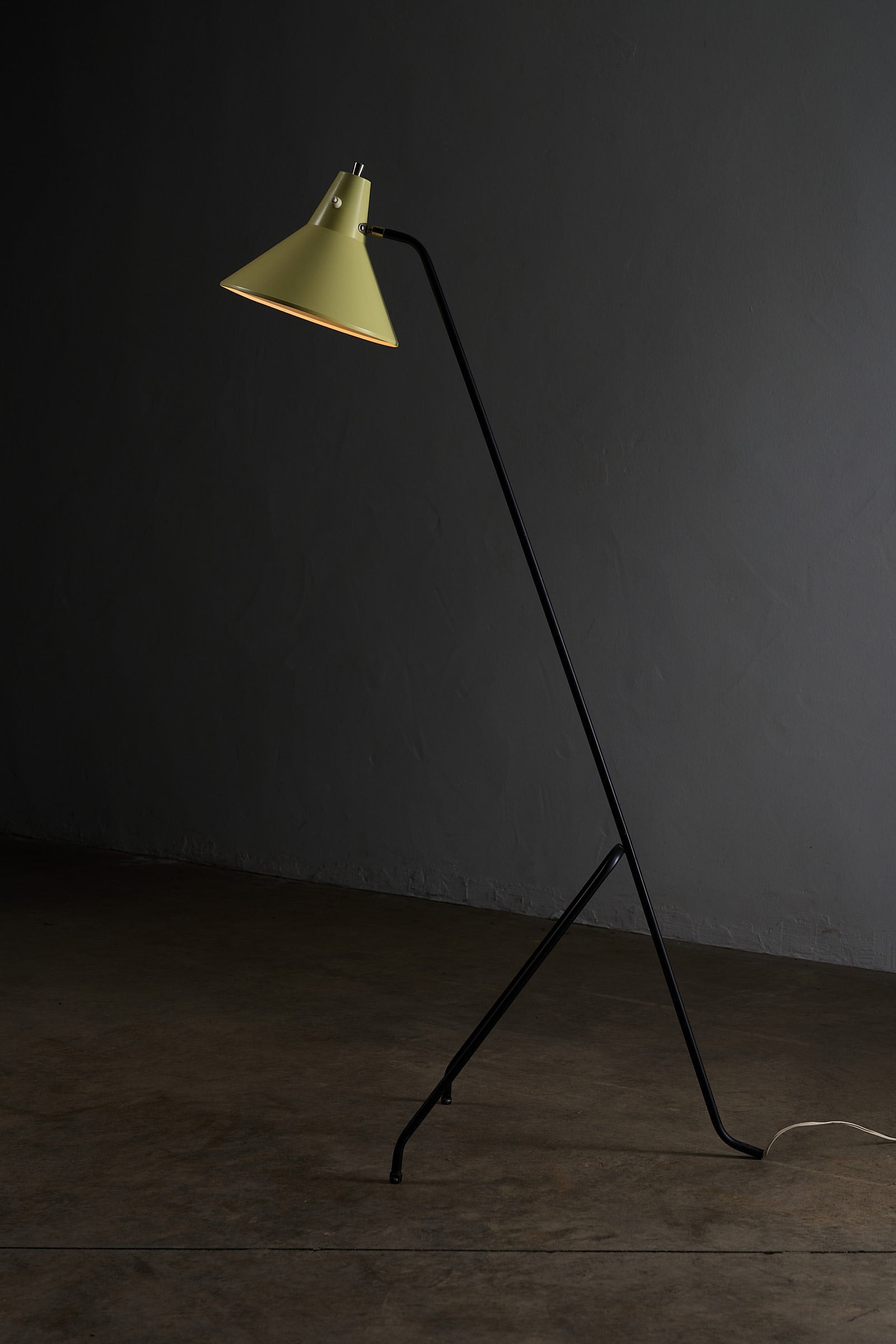 Grasshopper Tripod Floor Lamp by Willem van Doorn with yellow shade and black tripod base