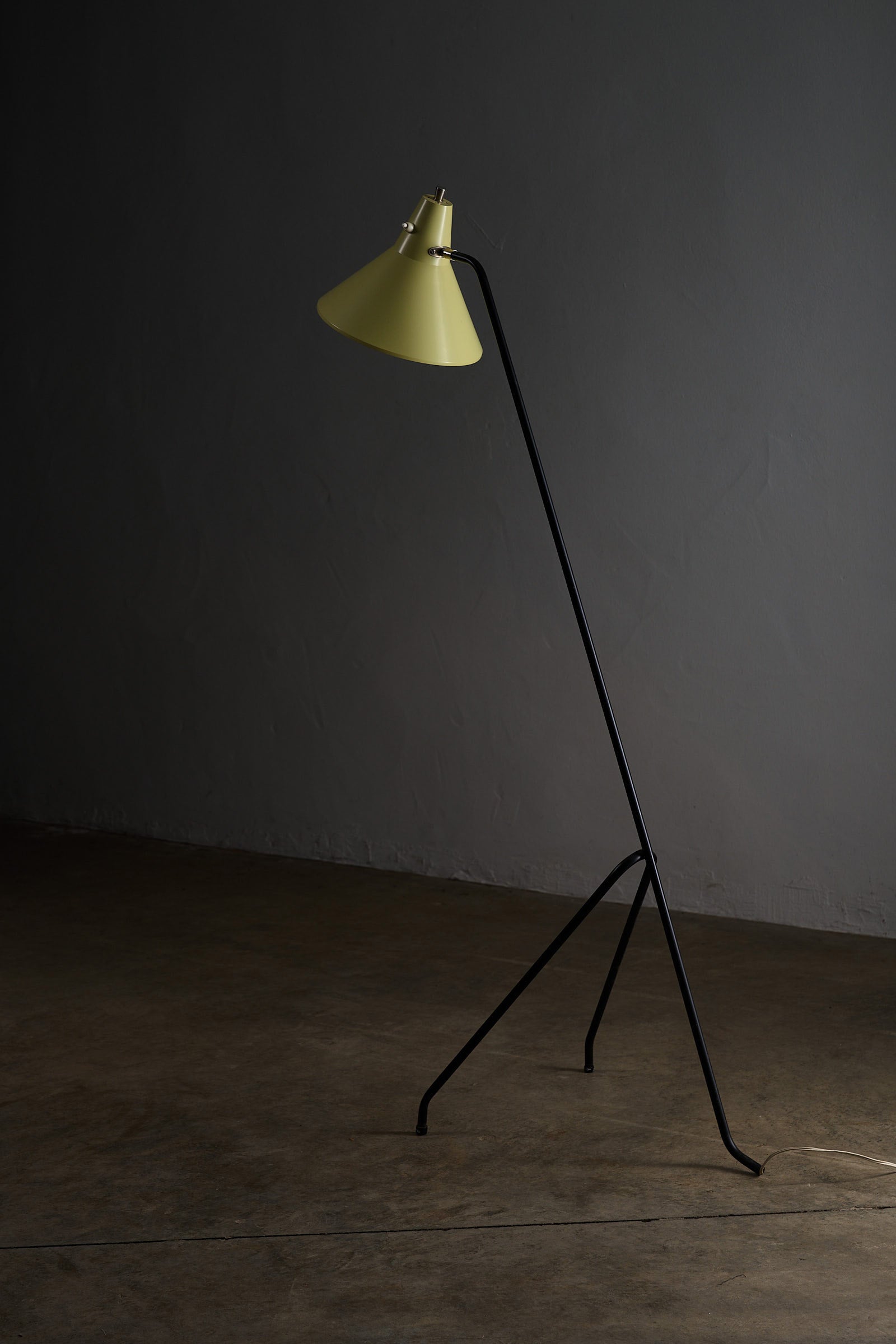 Grasshopper Tripod Floor Lamp by Willem van Doorn with yellow shade and black tripod base.