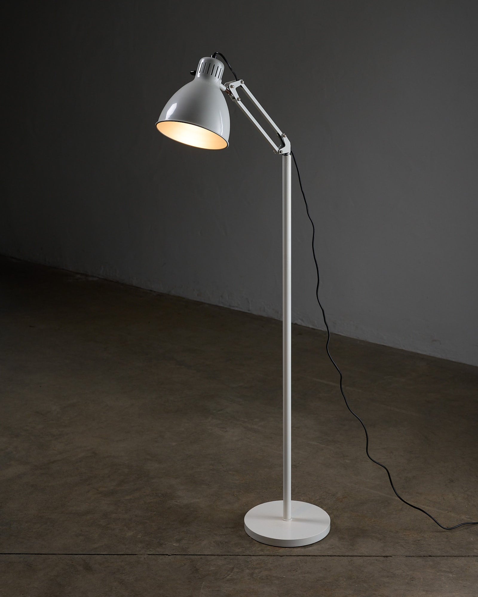 Metalarte “Arma” Adjustable Floor Lamp in White Enamel, 1970s showcasing its bold design and functional elegance.