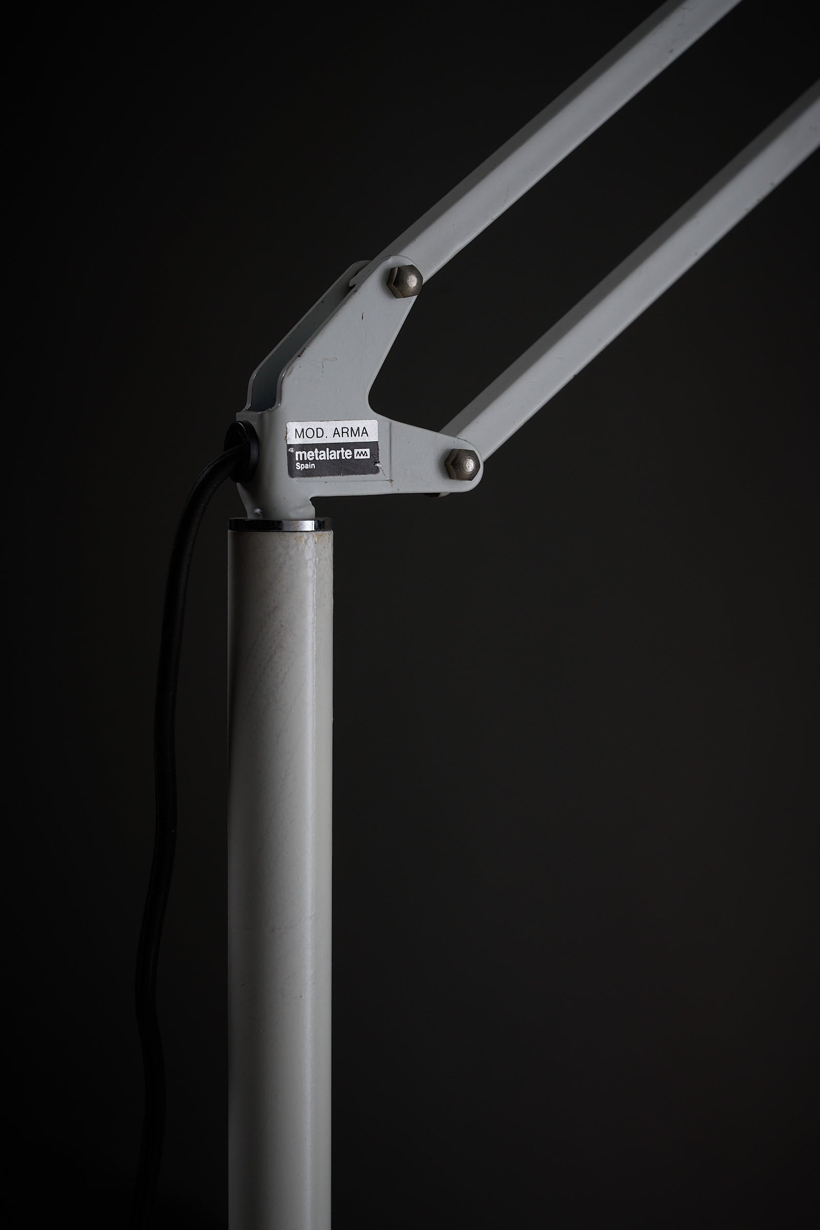 Metalarte “Arma” Adjustable Floor Lamp in White Enamel, 1970s close-up of adjustable arm and base.