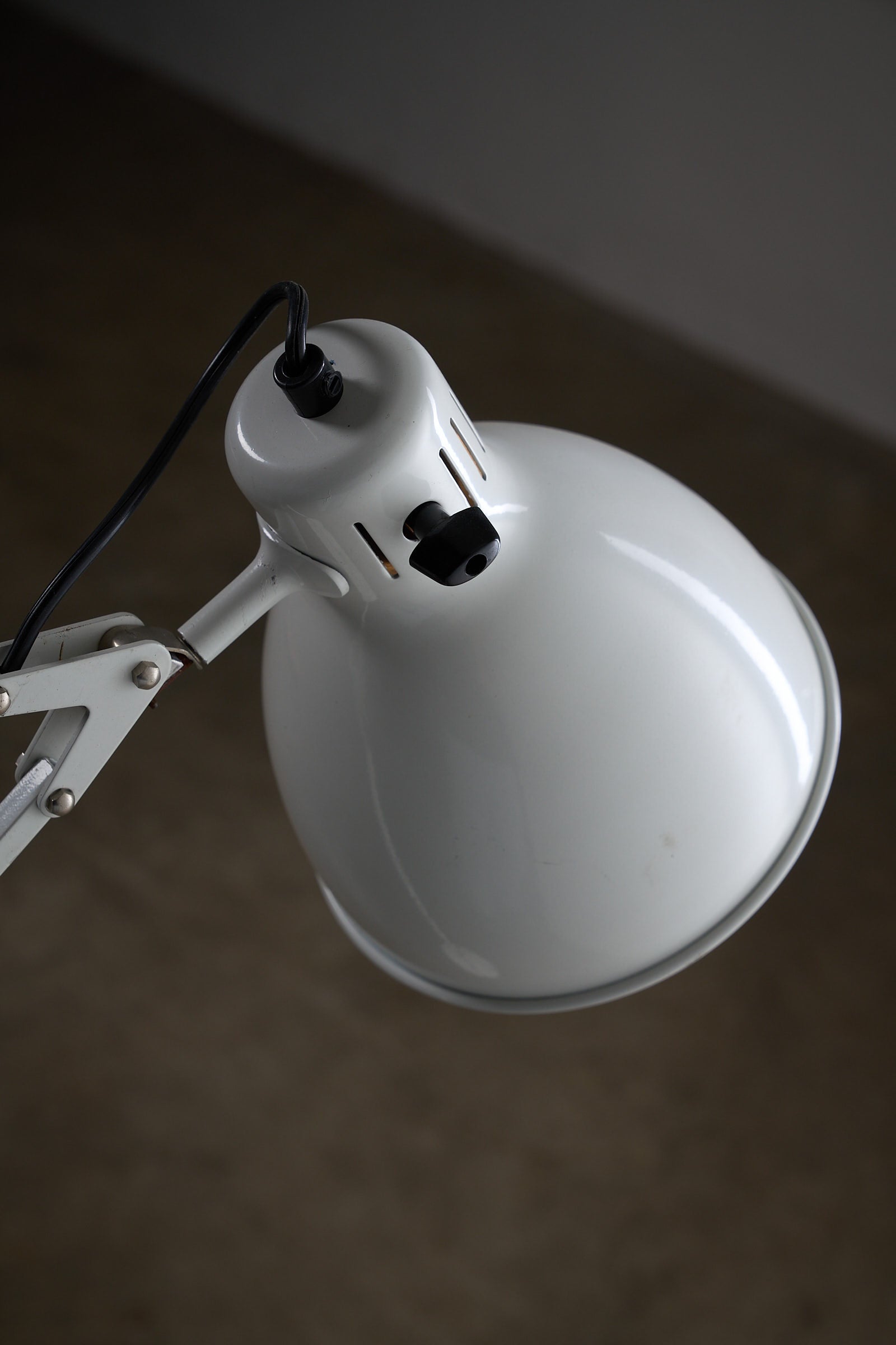 Metalarte “Arma” Adjustable Floor Lamp in White Enamel, 1970s detail view of lamp shade and arm.