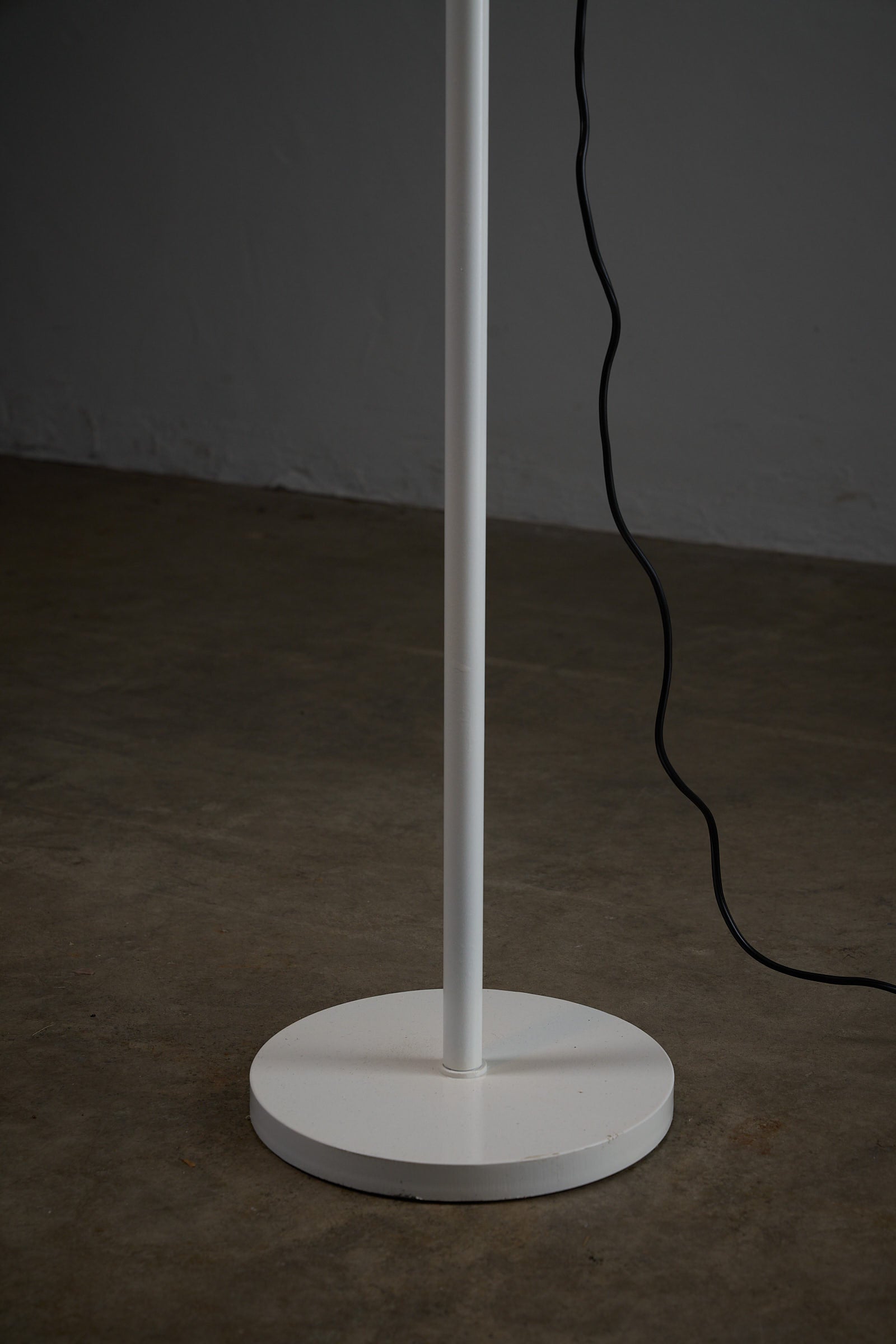 Metalarte “Arma” Adjustable Floor Lamp in White Enamel, 1970s, showcasing its white base and elegant design.