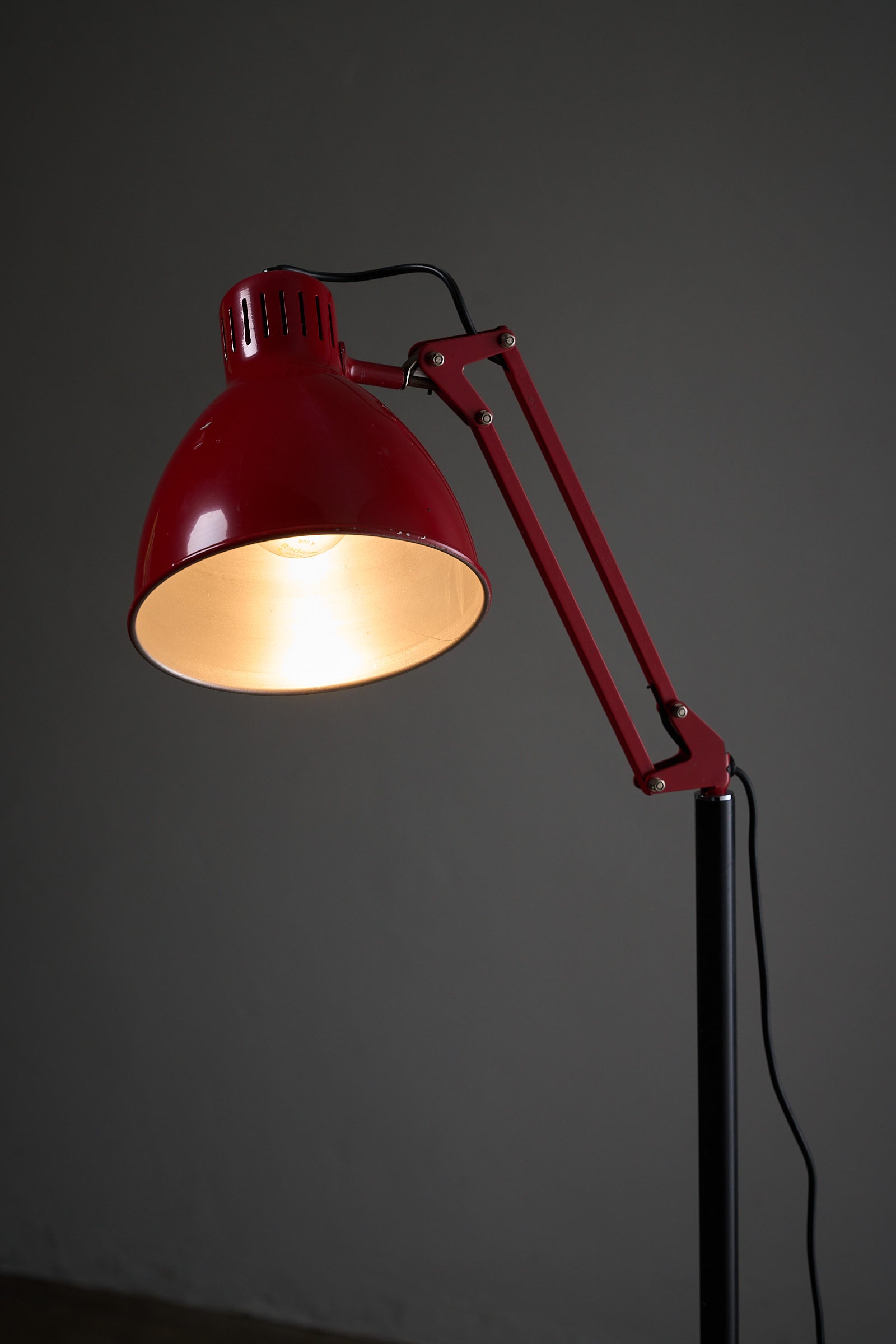 Metalarte “Arma” Adjustable Floor Lamp in Red and Black Enamel, 1970s with red lamp shade and black base.