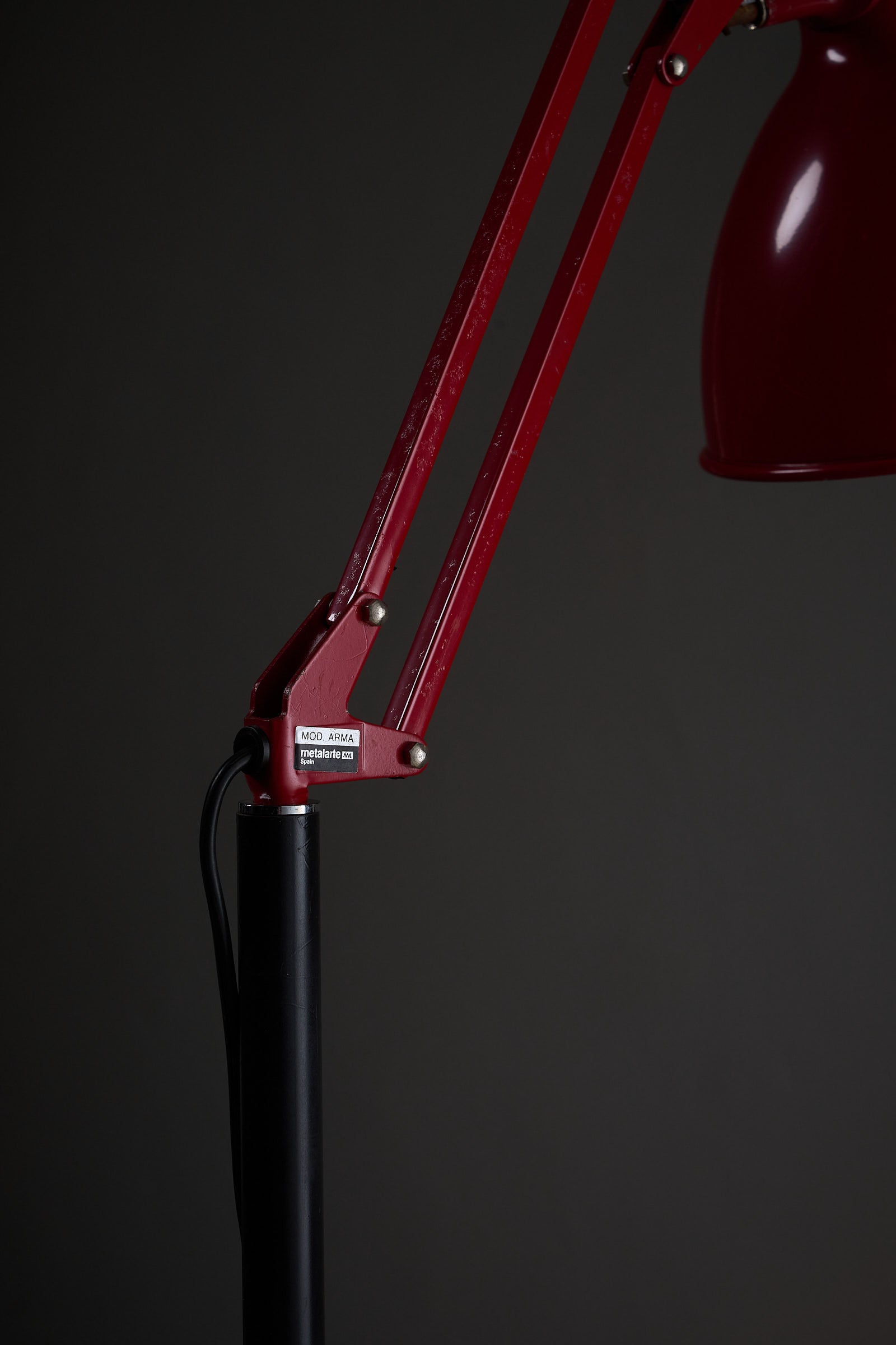 Metalarte “Arma” Adjustable Floor Lamp in Red and Black Enamel, 1970s close-up of the arm and shade.