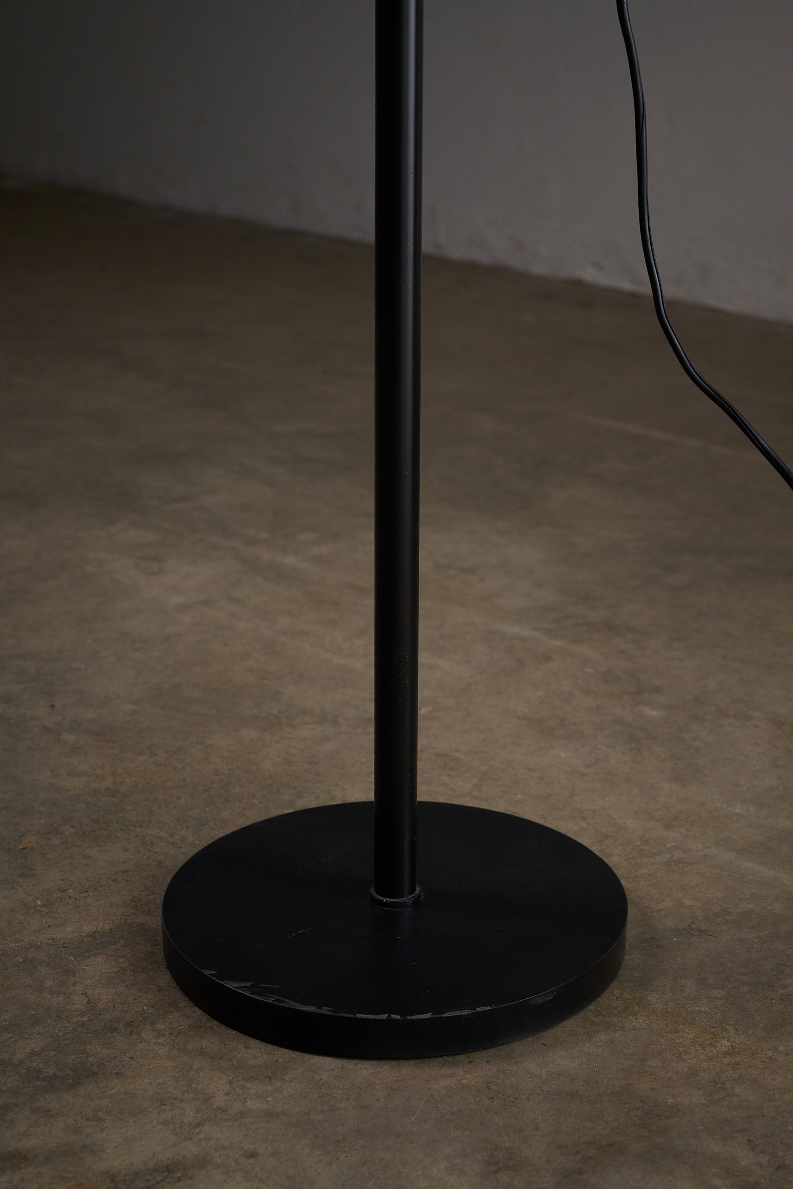 Base of Metalarte “Arma” Adjustable Floor Lamp in Red and Black Enamel, 1970s with sleek black design.