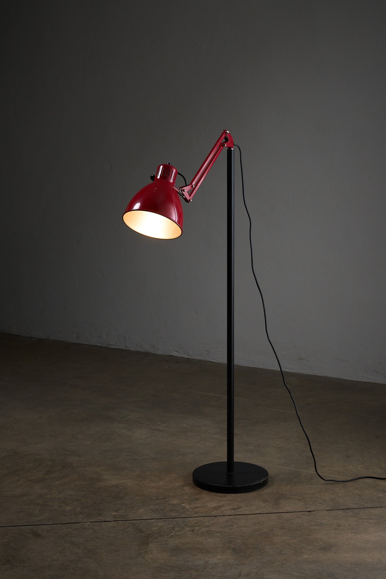 Metalarte “Arma” Adjustable Floor Lamp in Red and Black Enamel, 1970s showcasing bold design and industrial elegance.