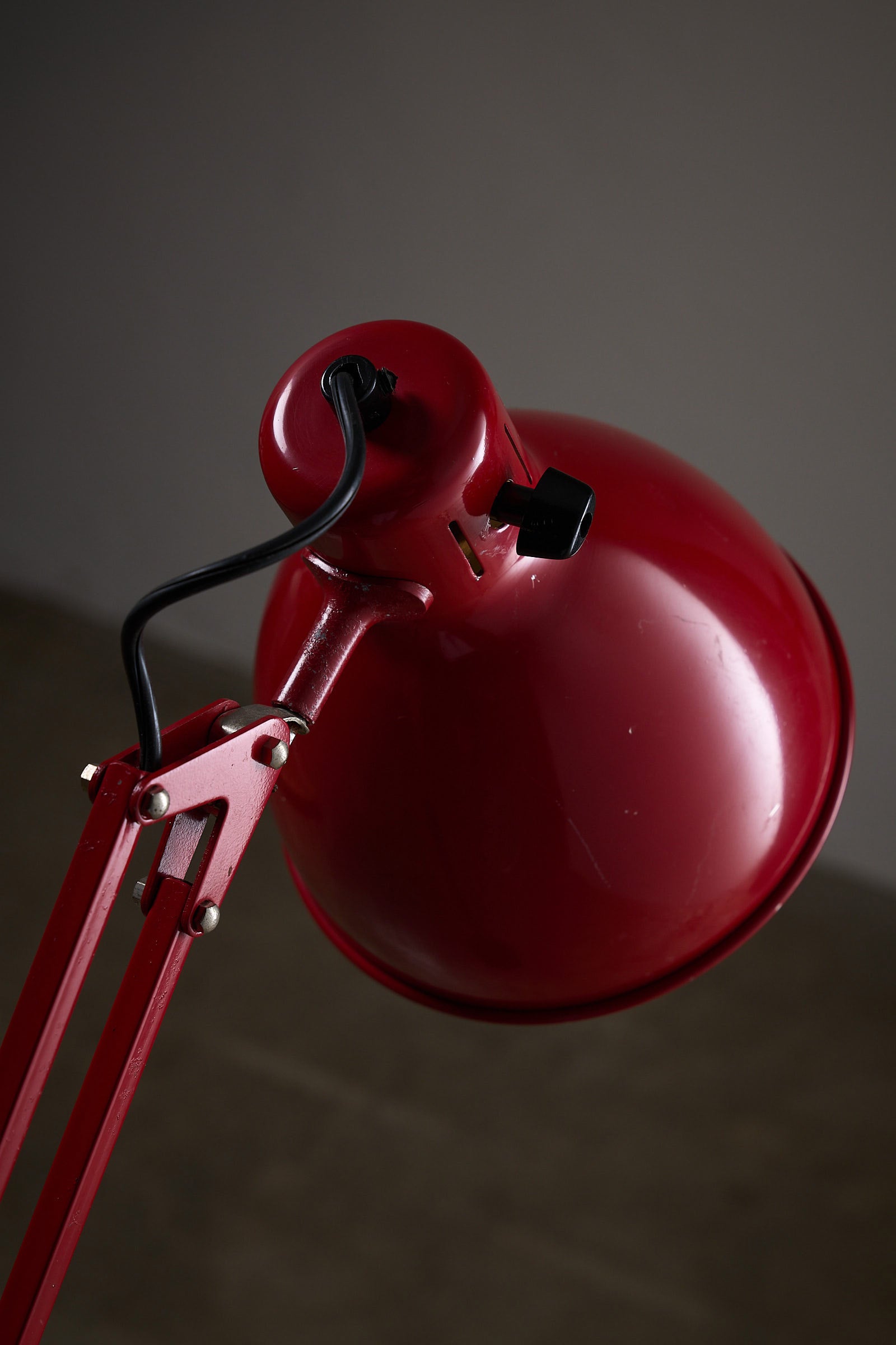 Metalarte "Arma" Adjustable Floor Lamp in Red and Black Enamel, 1970s close-up of the red lampshade.