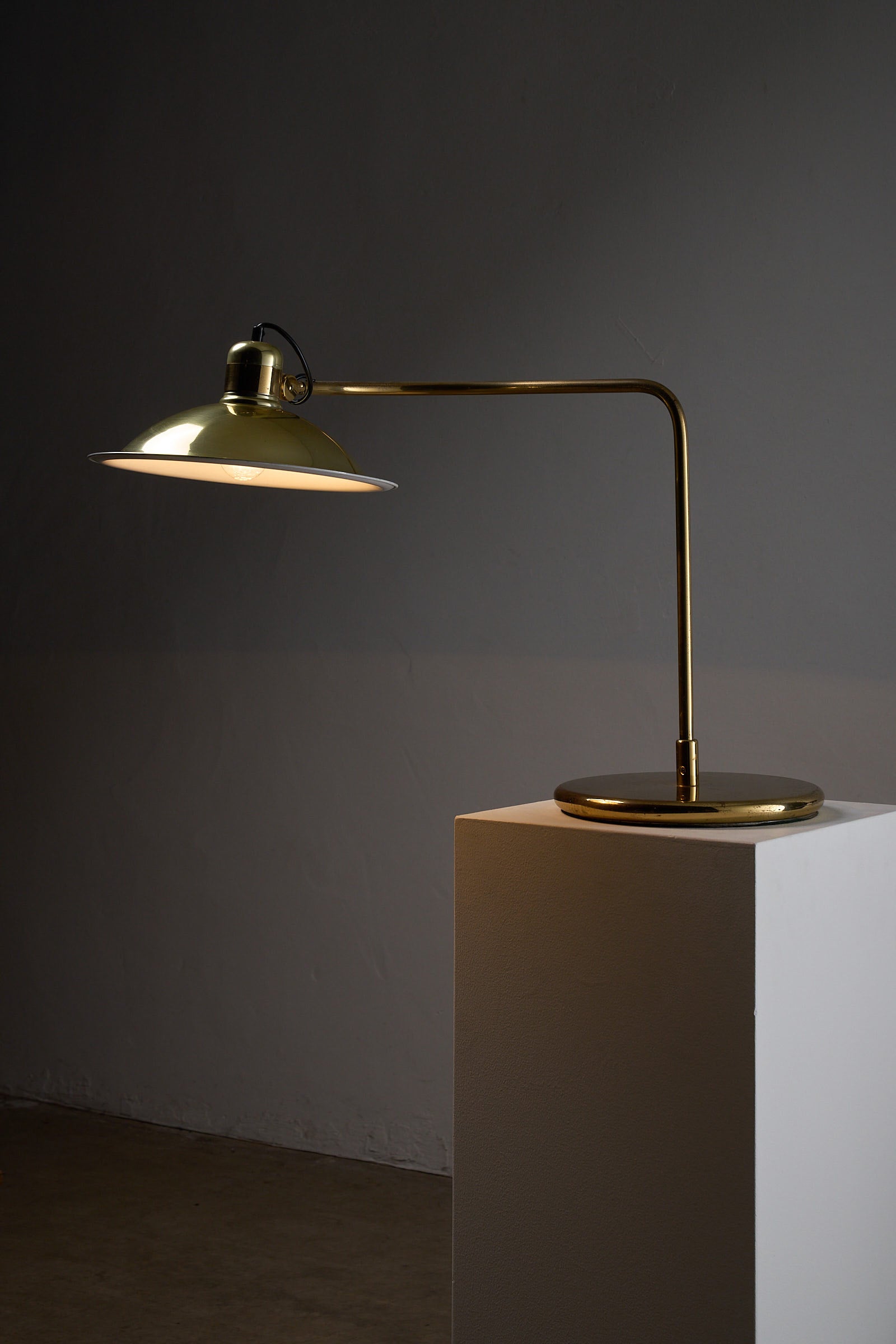 Cosack Brass Table Lamp with Curved Arm showcasing elegant design and polished brass finish.