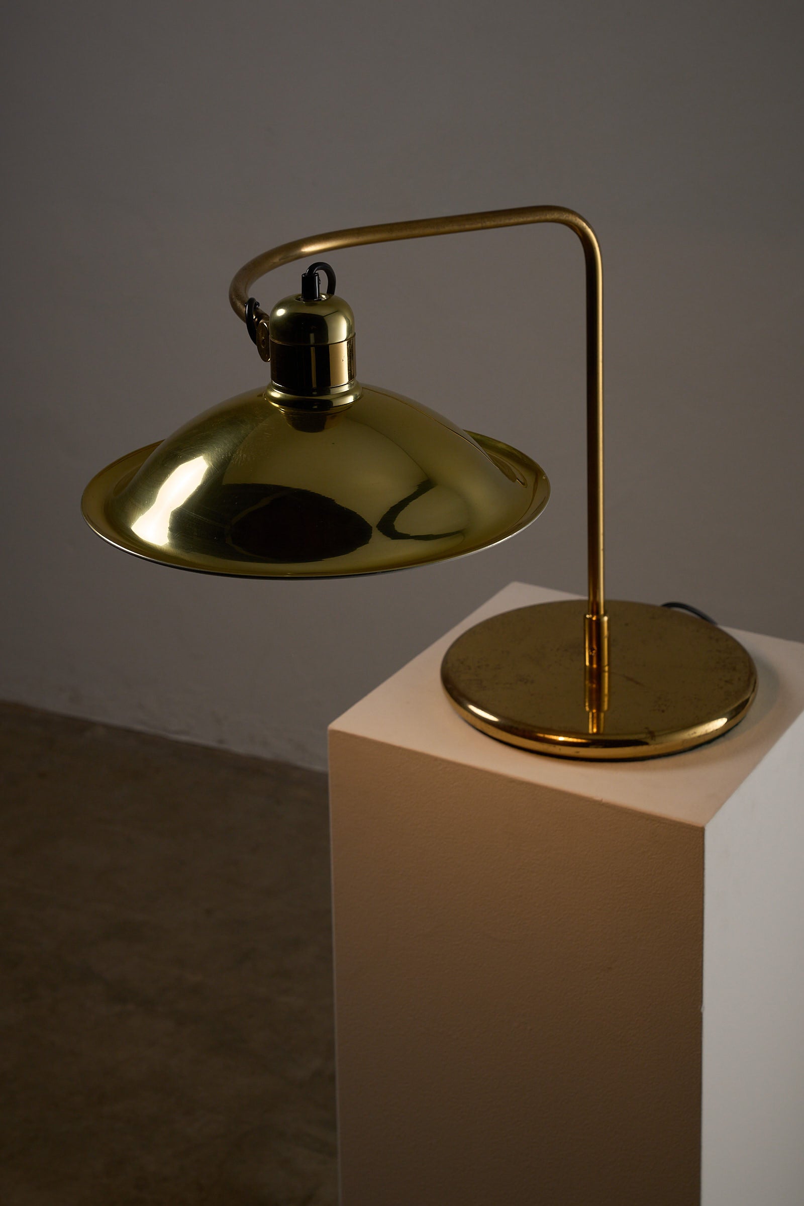 Cosack Brass Table Lamp with Curved Arm showcasing elegant brass design and polished finish.