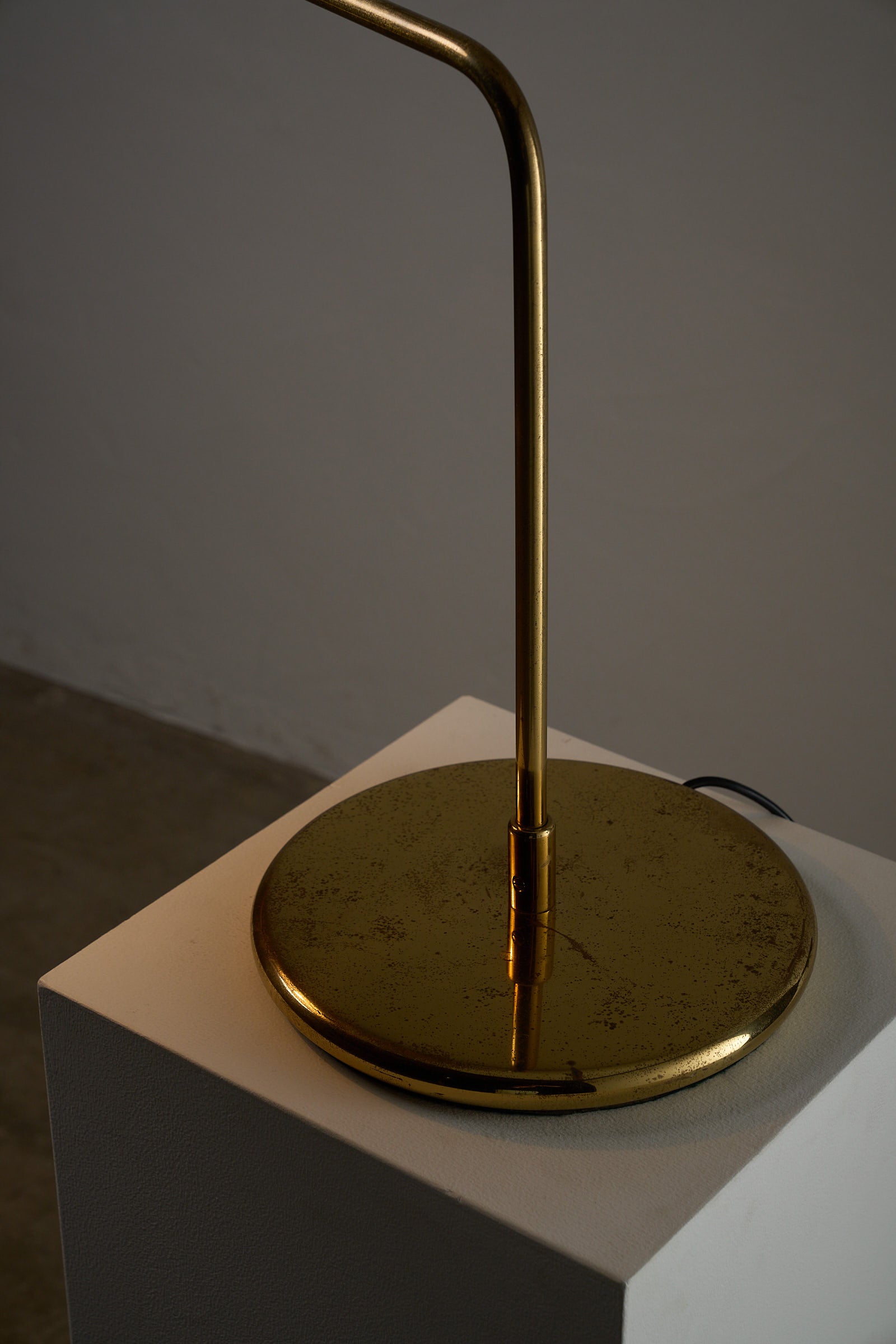 Cosack Brass Table Lamp with Curved Arm featuring a polished brass base and elegant design.