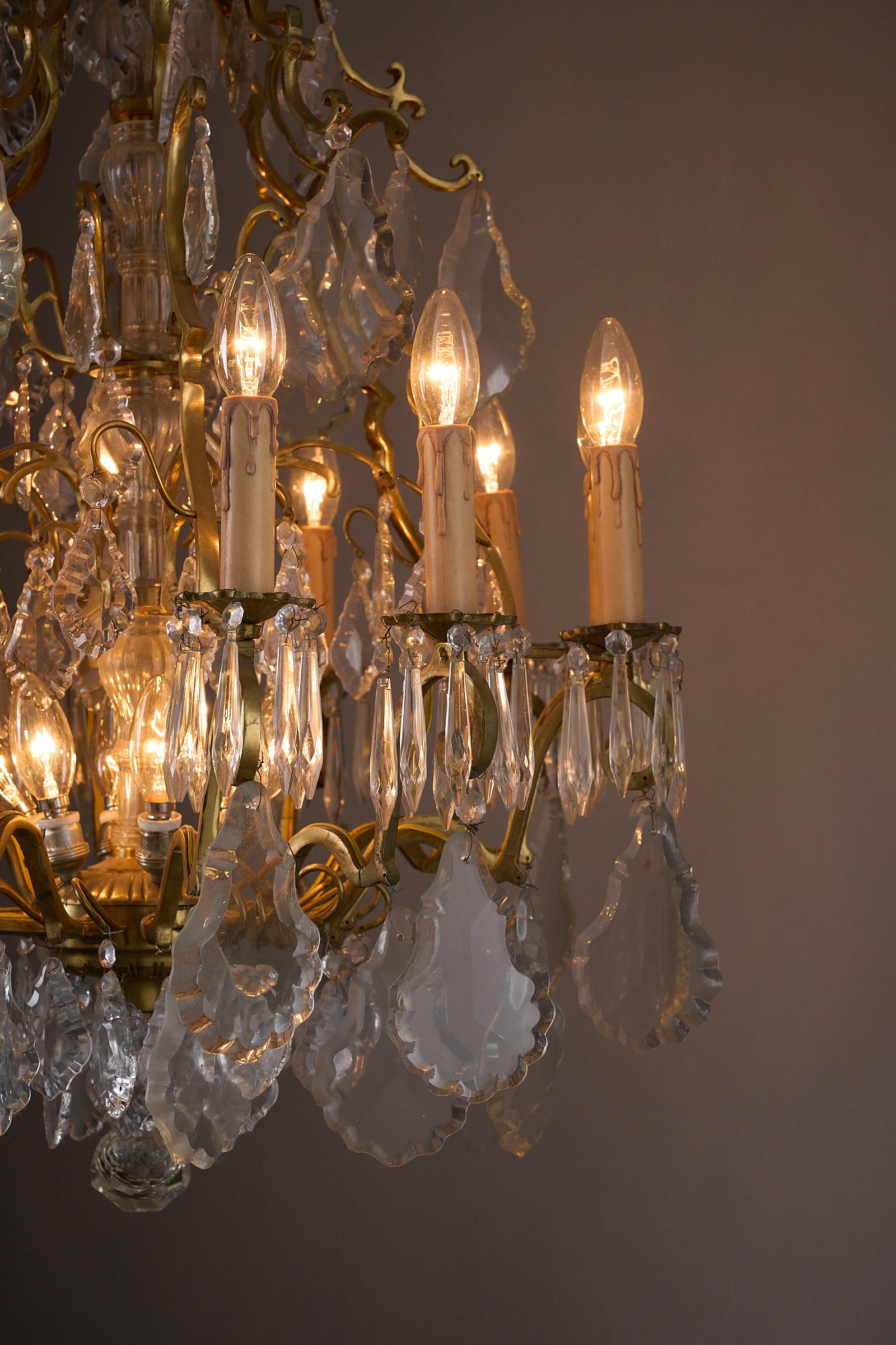 Empire-Style Chandelier in Brass and Crystal with elegant candle-style arms and sparkling crystal drops.