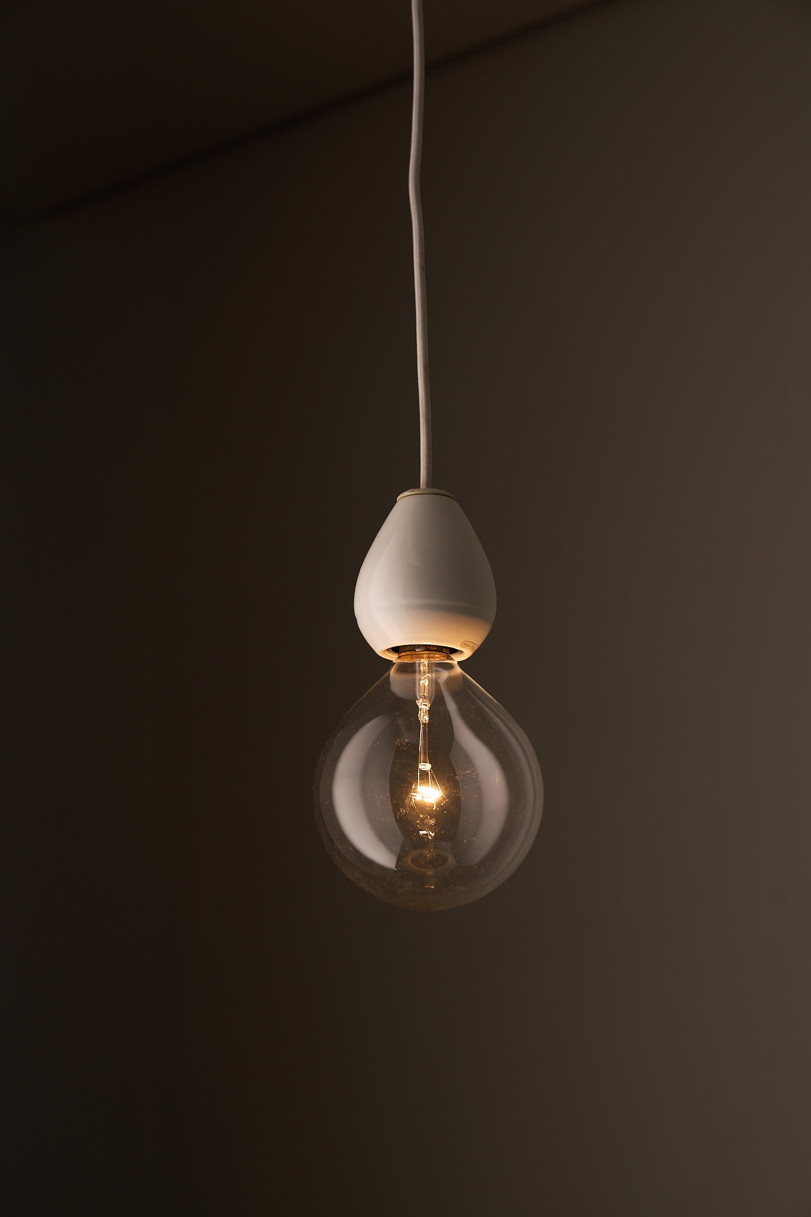 Valerio Sacchetti 'Edison' Pendant Lamp for Sirrah in white porcelain with a clear bulb, 1980s vintage design.