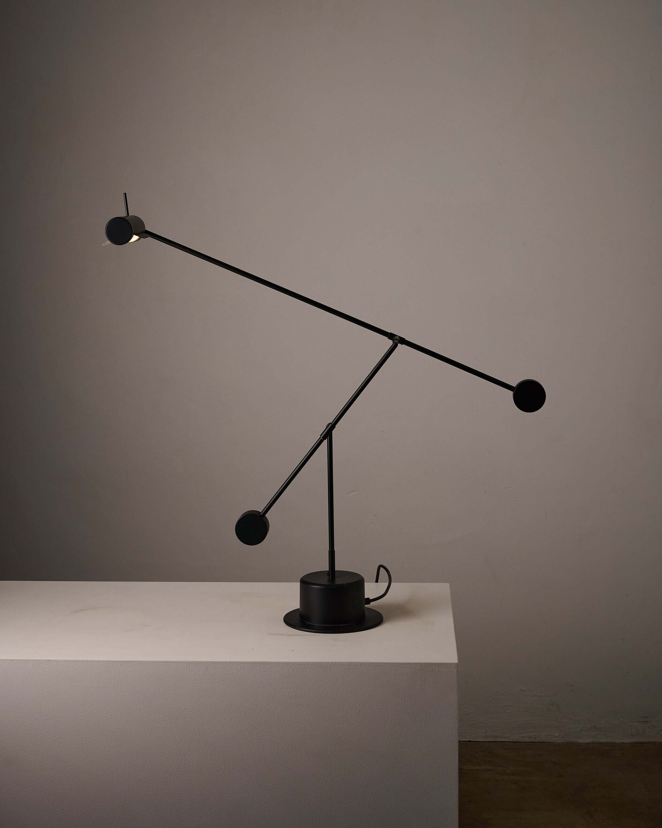 Matte Black Counterbalance Desk Lamp by Sische, featuring a sleek design and adjustable arms for optimal lighting.