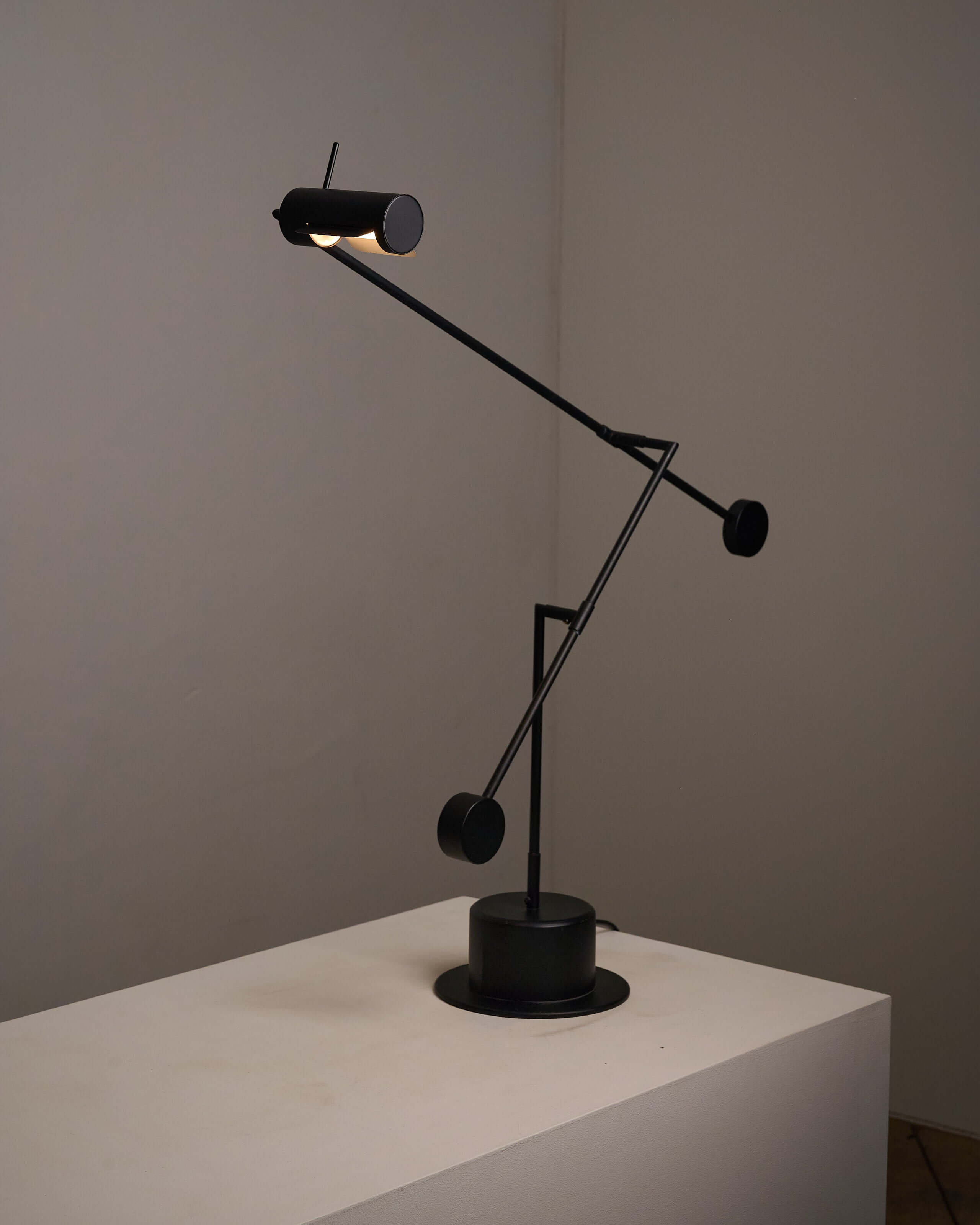 Matte black counterbalance desk lamp by Sische featuring a minimalist design and adjustable light head.