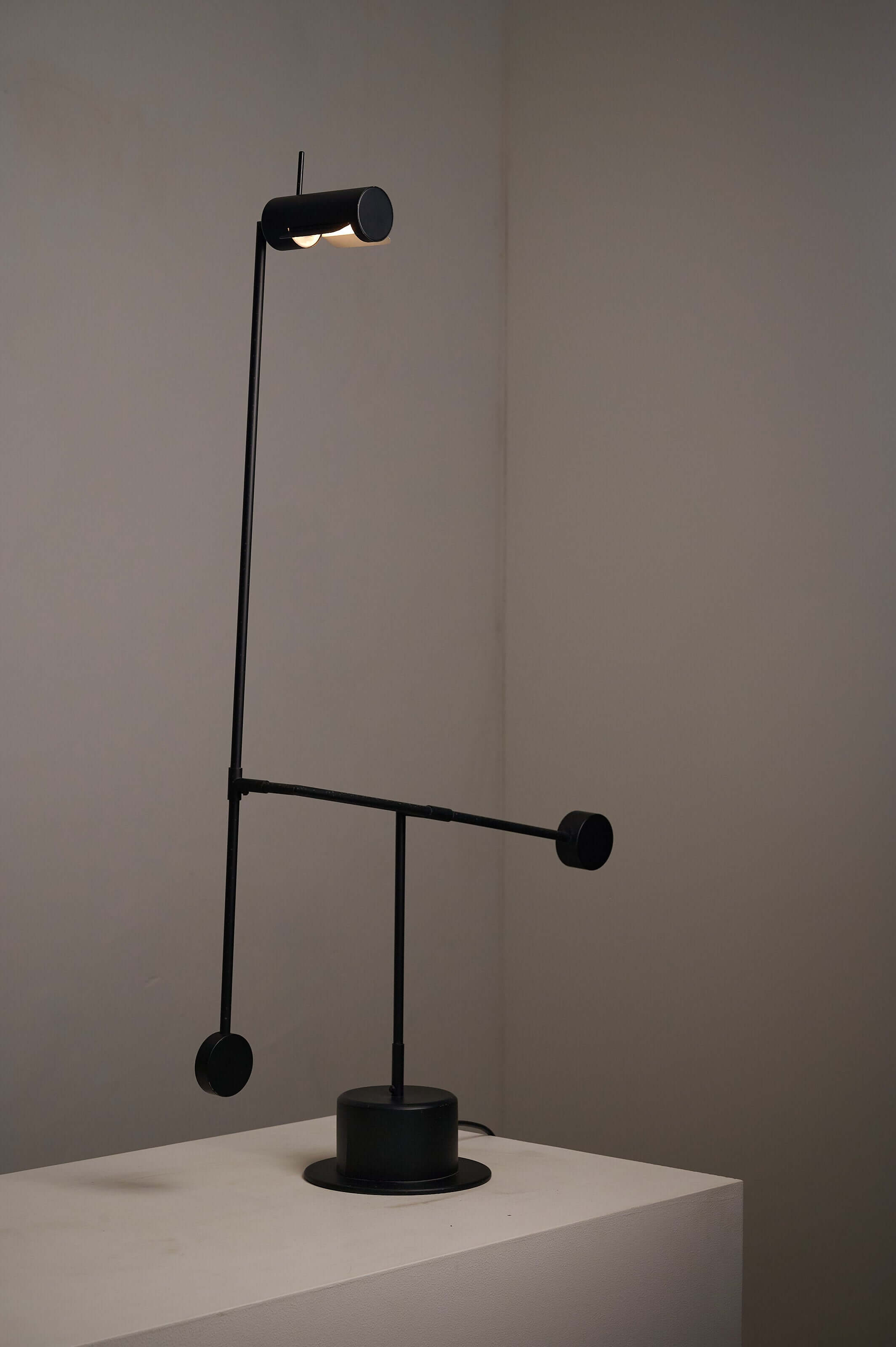 Matte Black Counterbalance Desk Lamp by Sische featuring a minimalist design and counterbalance arm.