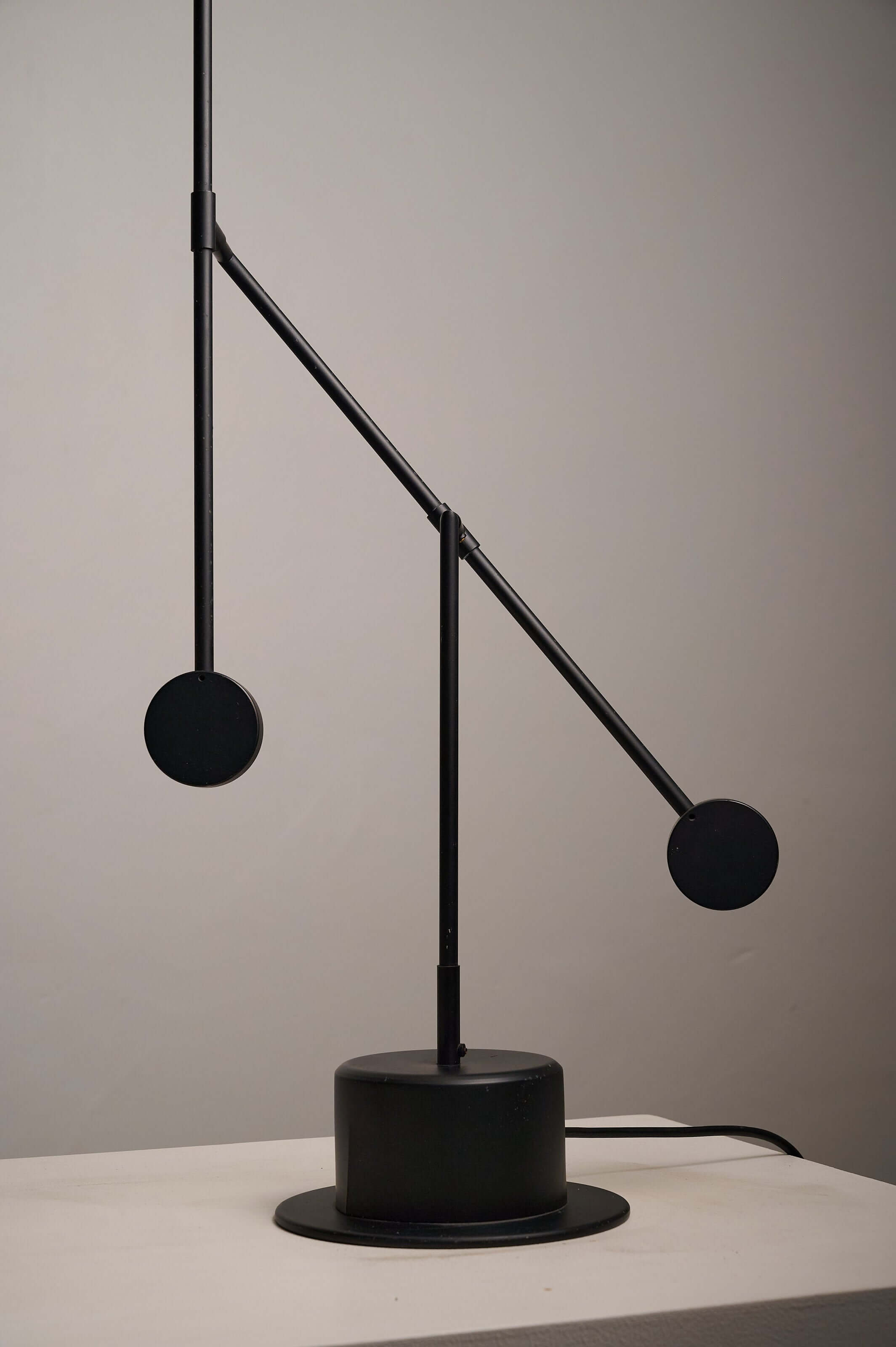Matte Black Counterbalance Desk Lamp by Sische featuring a minimalist design with a counterbalance arm for pivoting.
