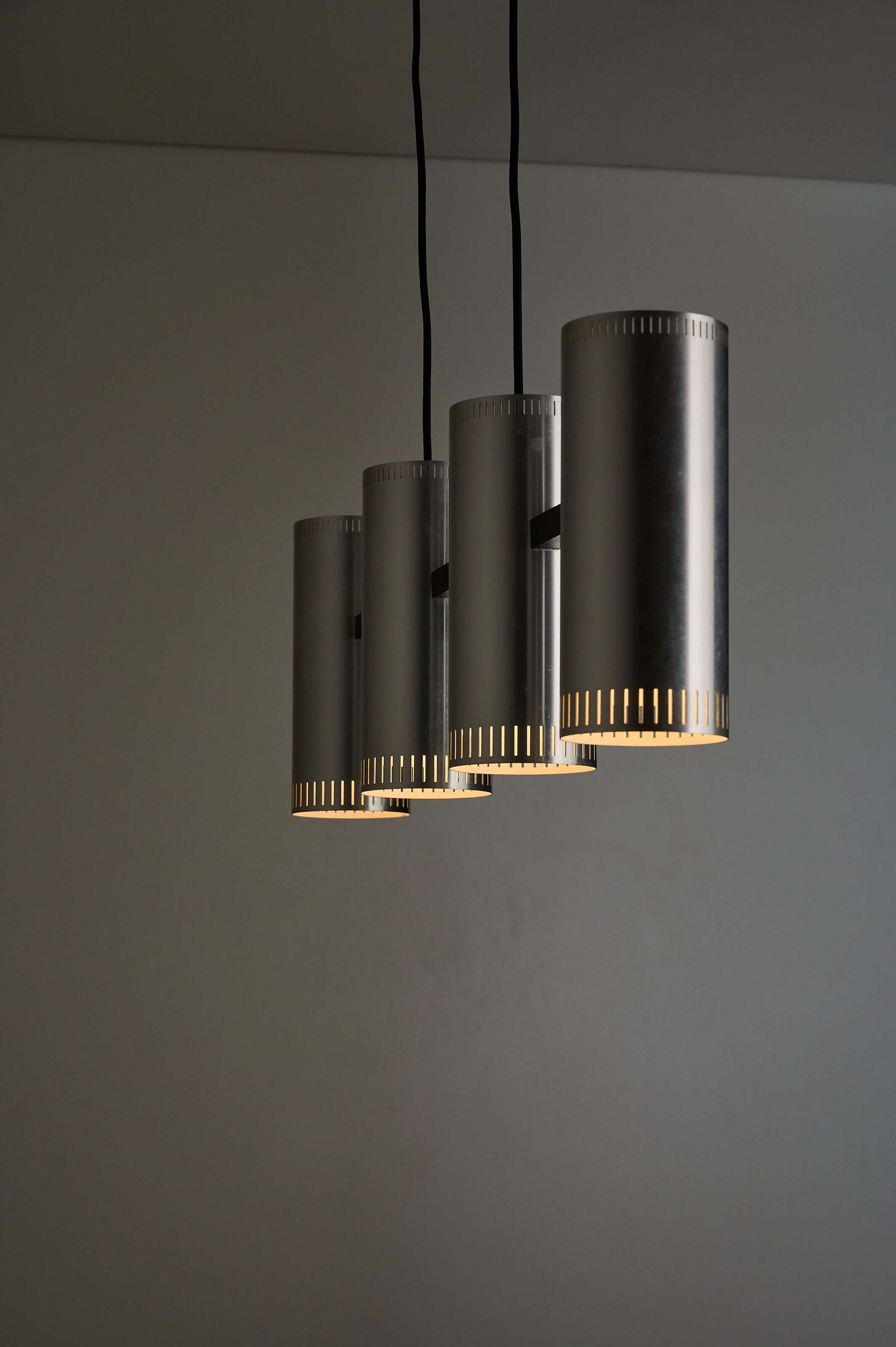 Aluminium "Cylindre IV" 4-Light Linear Pendant by Jo Hammerborg for Fog & Mørup, 1960 with brushed aluminium cylinders.