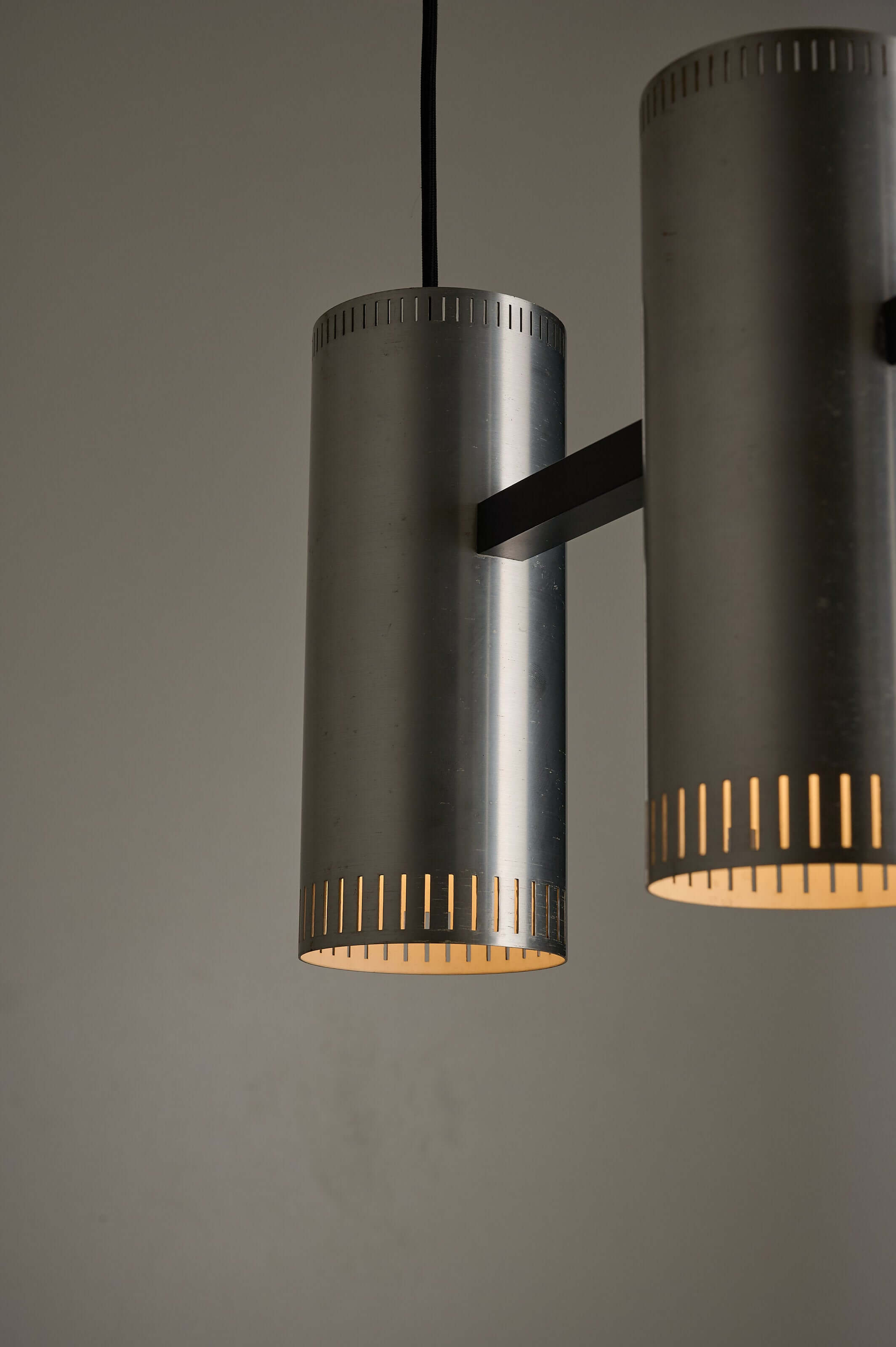 Aluminium "Cylindre III" 3-Light Linear Pendant by Jo Hammerborg for Fog & Mørup, 1960s close-up view.