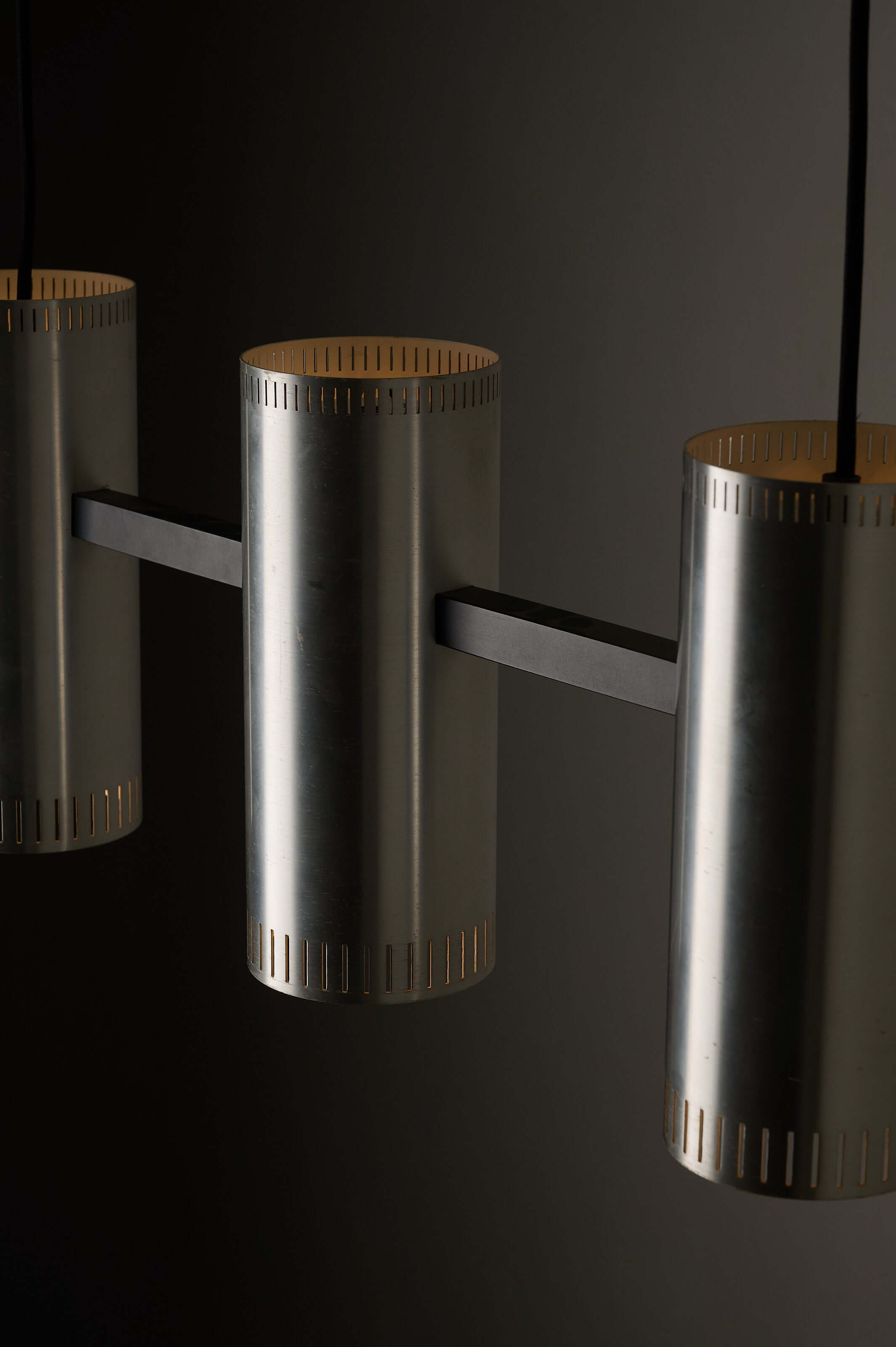 Aluminium "Cylindre III" 3-Light Linear Pendant by Jo Hammerborg for Fog & Mørup, 1960s close-up view.