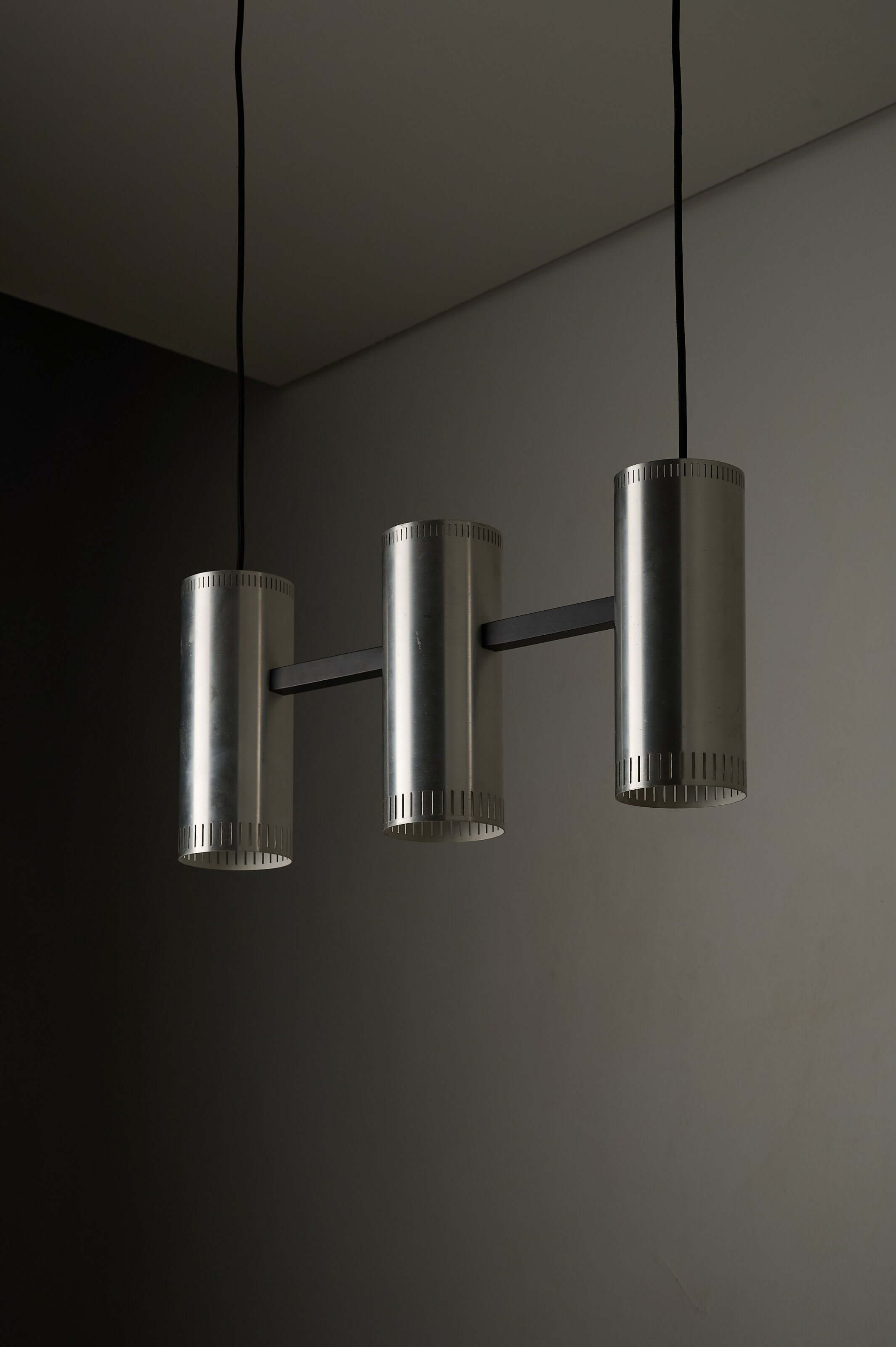 Aluminium "Cylindre III" 3-Light Linear Pendant by Jo Hammerborg for Fog & Mørup, 1960s in a modern setting.