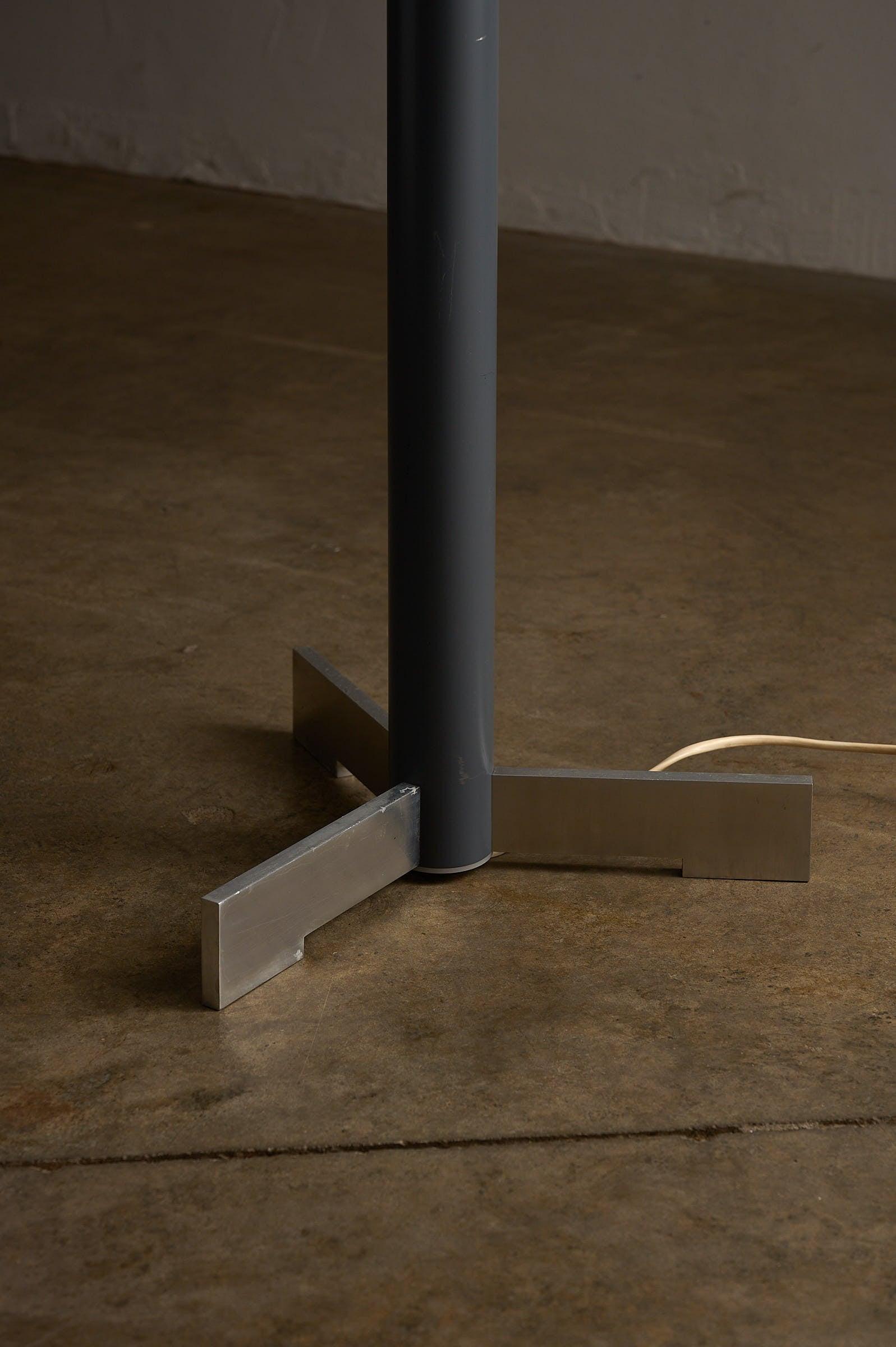 Industrial Minimalist Floor Lamp with Cylindrical Diffuser, Europe, 1970s base and support details