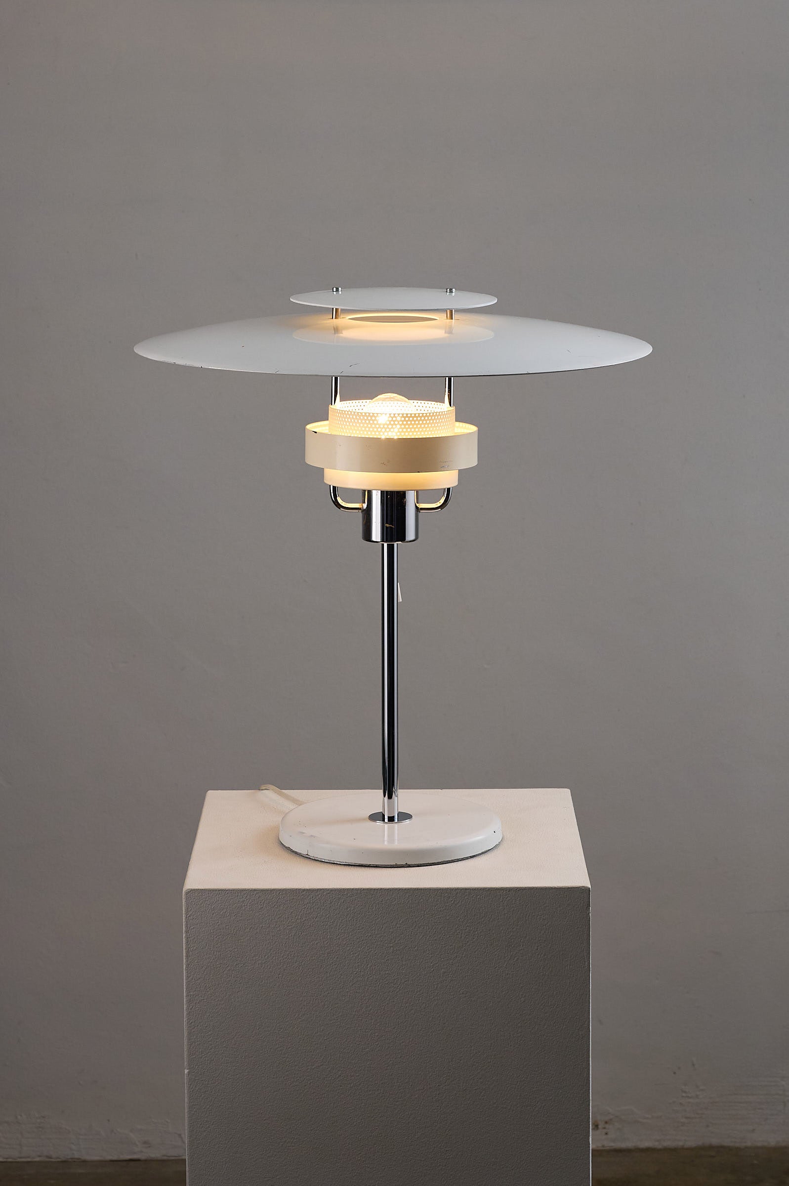 Aurora' White Lacquered Metal Table Lamp by Olle Anderson for Boréns showcasing a sleek design and warm glow.