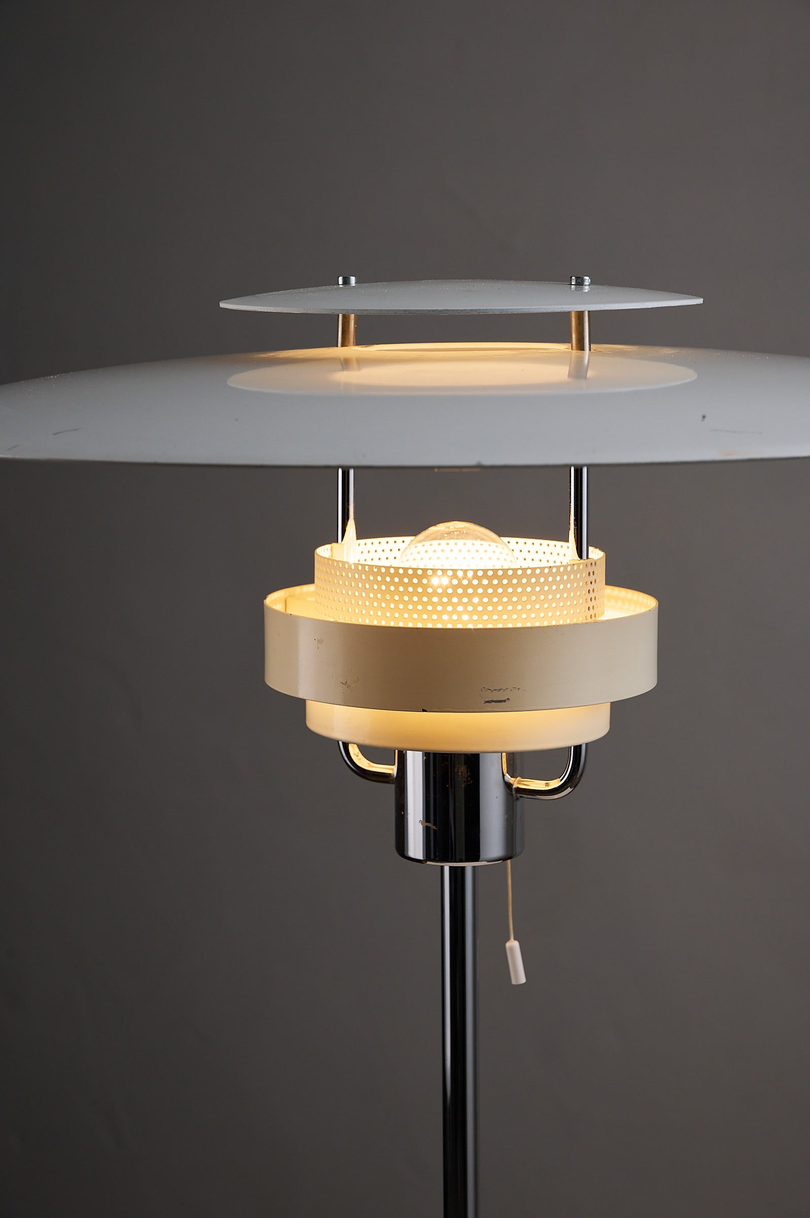 Aurora' White Lacquered Metal Table Lamp by Olle Anderson for Boréns with white shade and chrome base.